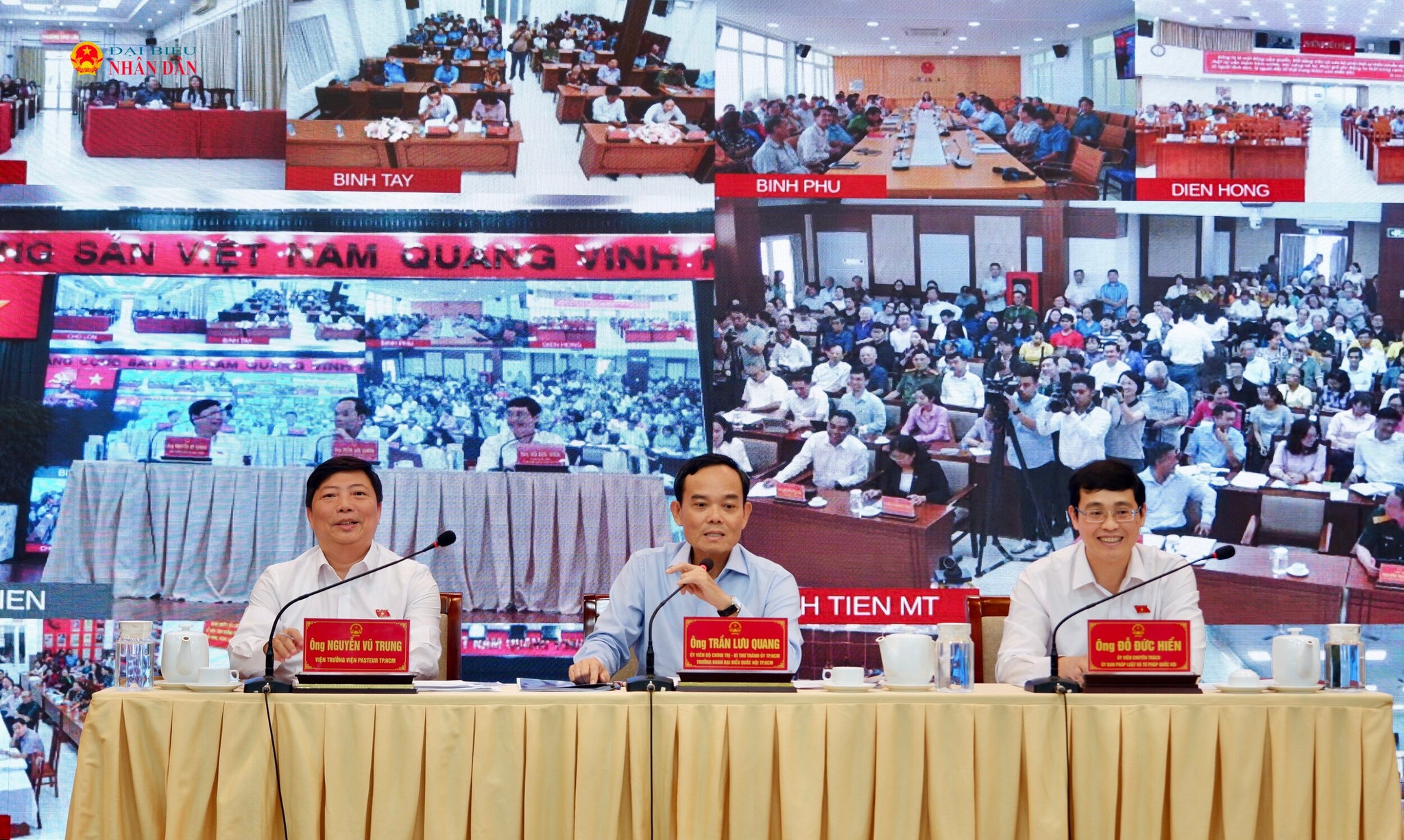 Bí thư Thành ủy, Trưởng Đoàn ĐBQH thành phố Trần Lưu Quang trao đổi về các vấn đề cử tri đặt ra tại hội nghị