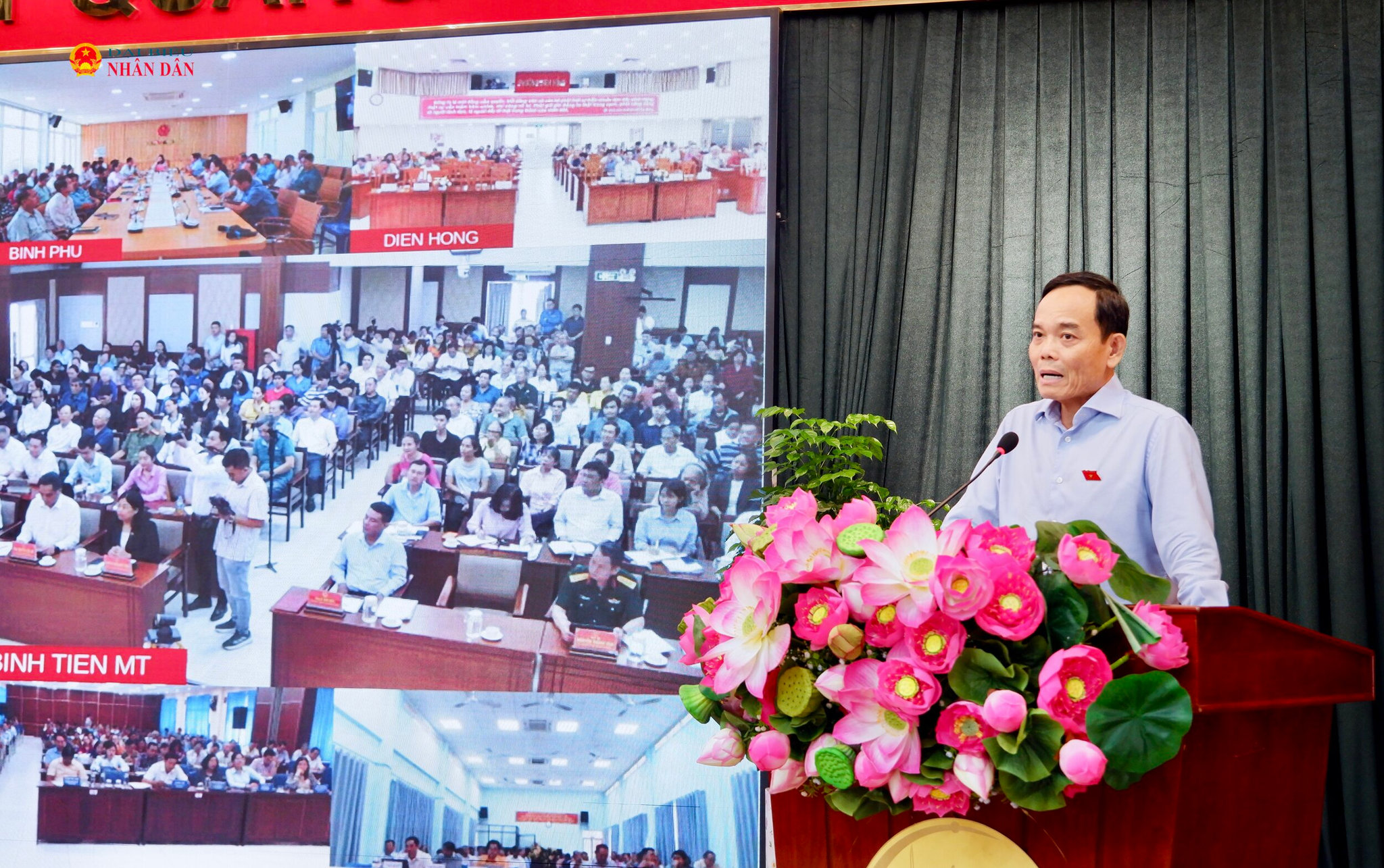 Bí thư Thành ủy, Trưởng Đoàn ĐBQH thành phố Trần Lưu Quang trao đổi về các vấn đề cử tri đặt ra tại hội nghị