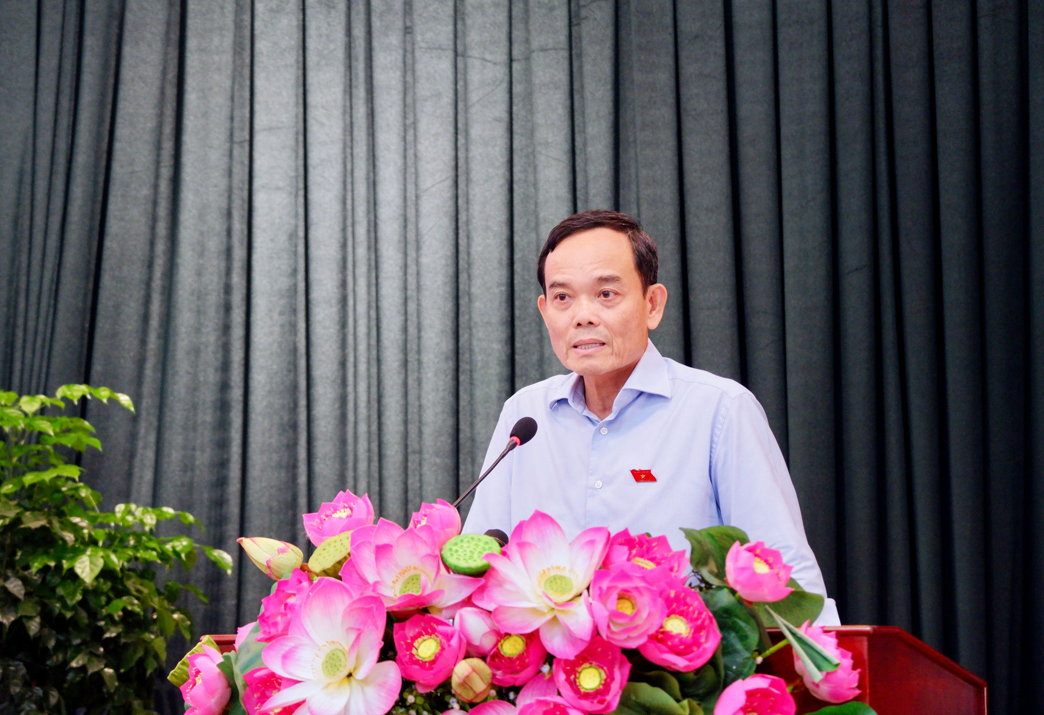 Bí thư Thành ủy, Trưởng Đoàn ĐBQH thành phố Trần Lưu Quang trao đổi về các vấn đề cử tri đặt ra tại hội nghị