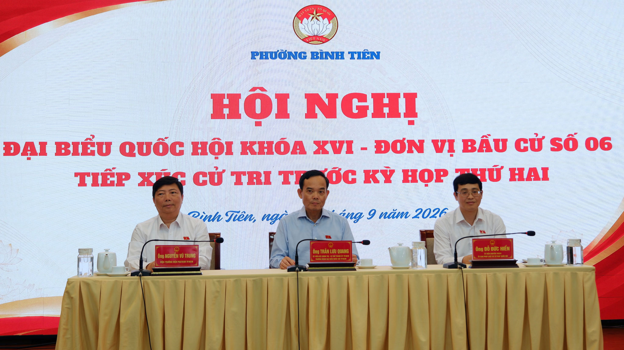 Bí thư Thành ủy, Trưởng Đoàn ĐBQH thành phố Trần Lưu Quang và các ĐBQH tại hội nghị tiếp xúc cử tri