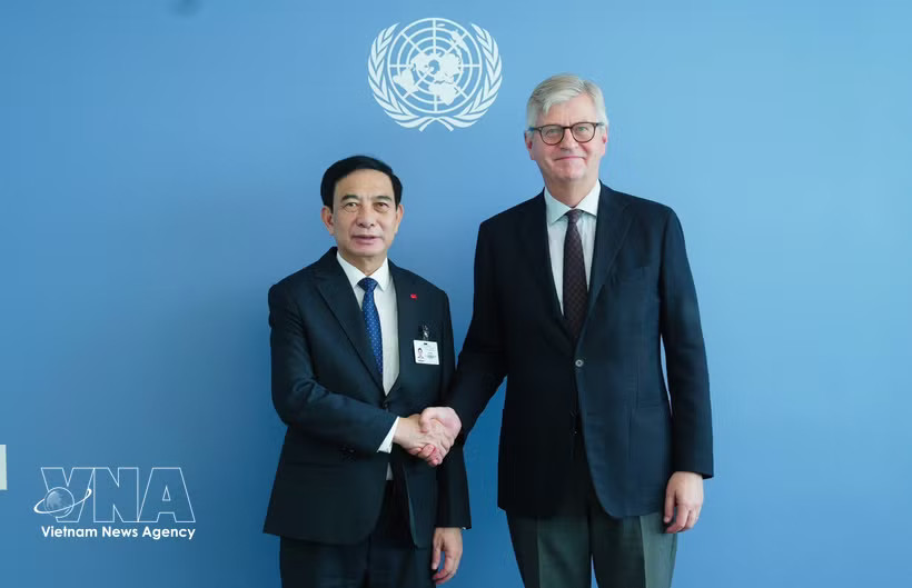 Deputy Prime Minister and Minister of National Defence Gen. Phan Van Giang (L) meets with UN Under-Secretary-General for Peace Operations Jean-Pierre Lacroix at the UN headquarters in New York on September 23 (Photo: VNA)