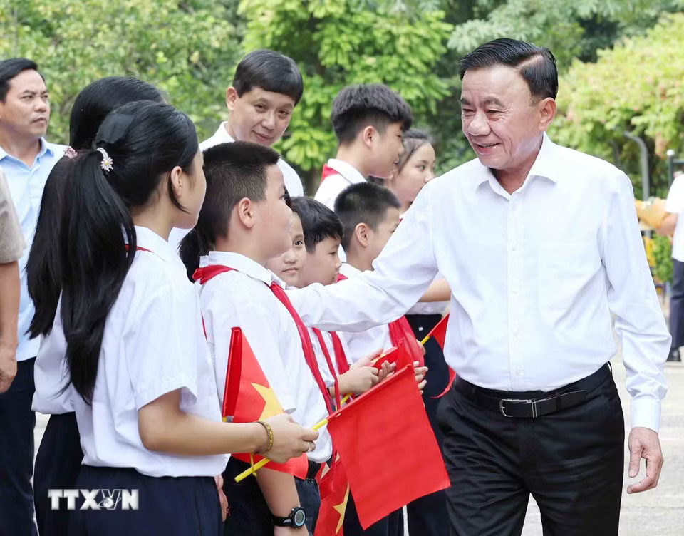 Thường trực Ban Bí thư Trần Cẩm Tú với các cháu thiếu nhi tại Làng trẻ em SOS Hà Nội