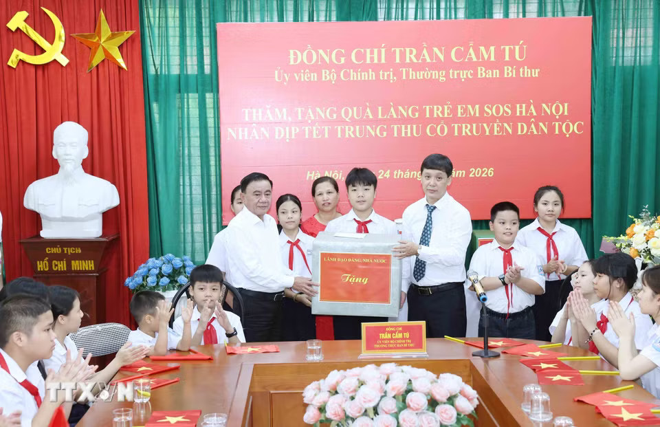 Thường trực Ban Bí thư Trần Cẩm Tú tặng quà cho các cháu thiếu nhi tại Làng trẻ em SOS Hà Nội dịp Tết Trung Thu năm 2026
