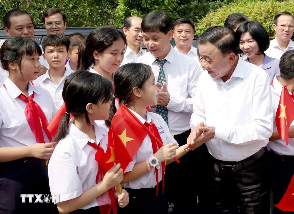 Thường trực Ban Bí thư Trần Cẩm Tú với các cháu thiếu nhi tại Làng trẻ em SOS Hà Nội