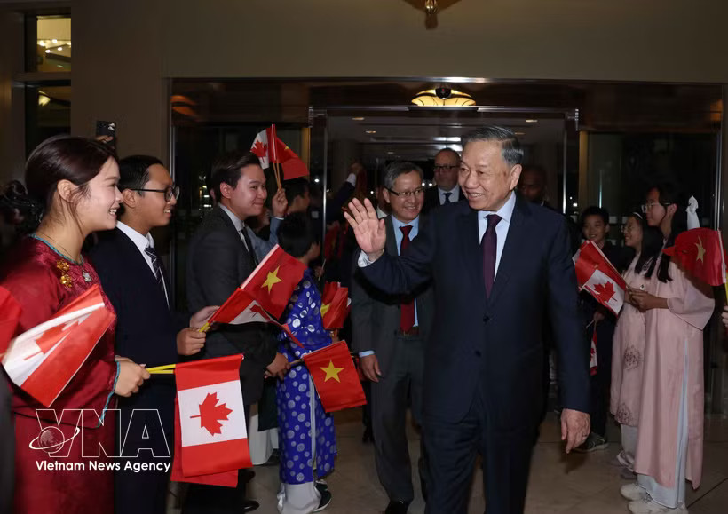 Vietnamese Embassy officials and staff, and representatives of the Vietnamese community in Canada welcome General Secretary of the Communist Party of Vietnam Central Committee and President To Lam. Photo: VNA
