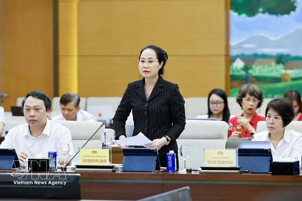 Minister of Culture, Sports and Tourism Lam Thi Phuong Thanh presents the draft law's key contents. (Photo: VNA) vnanet-c.jpg