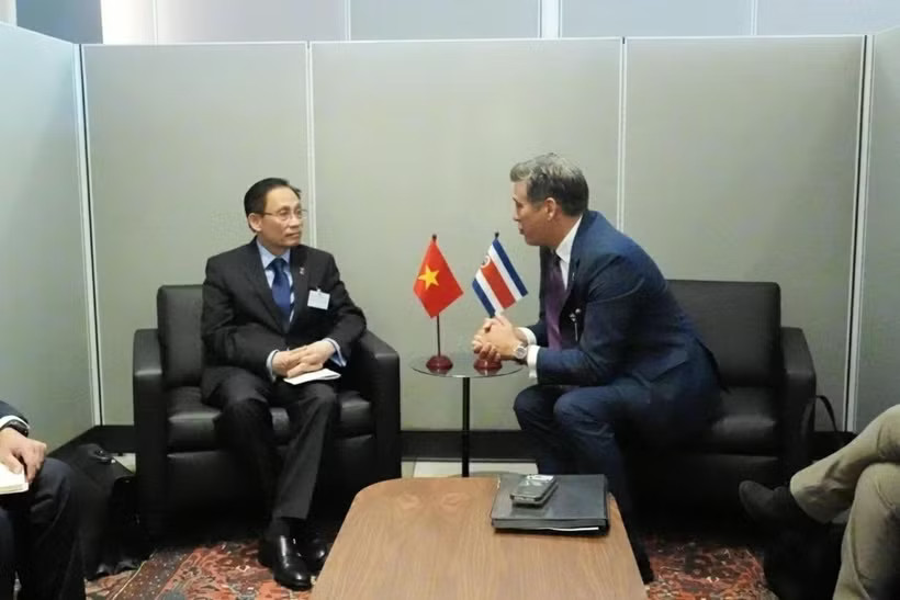 Minister of Foreign Affairs Le Hoai Trung (L) meets with Costa Rican Foreign Minister Manuel Tovar Rivera (Photo: baoquocte.vn)