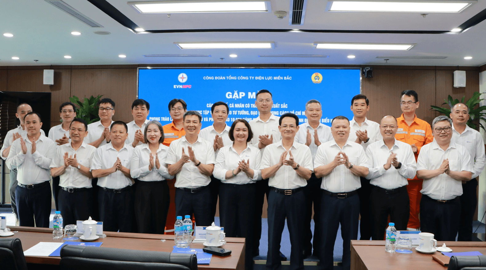 EVNNPC tổ chức chương trình gặp mặt các tập thể, cá nhân có thành tích xuất sắc trong học tập và làm theo tư tưởng, đạo đức, phong cách Hồ Chí Minh; phong trào thi đua “Đổi mới sáng tạo và 10.000 sáng kiến”; người lao động ngành Điện tiêu biểu năm 2026. Ảnh NPC