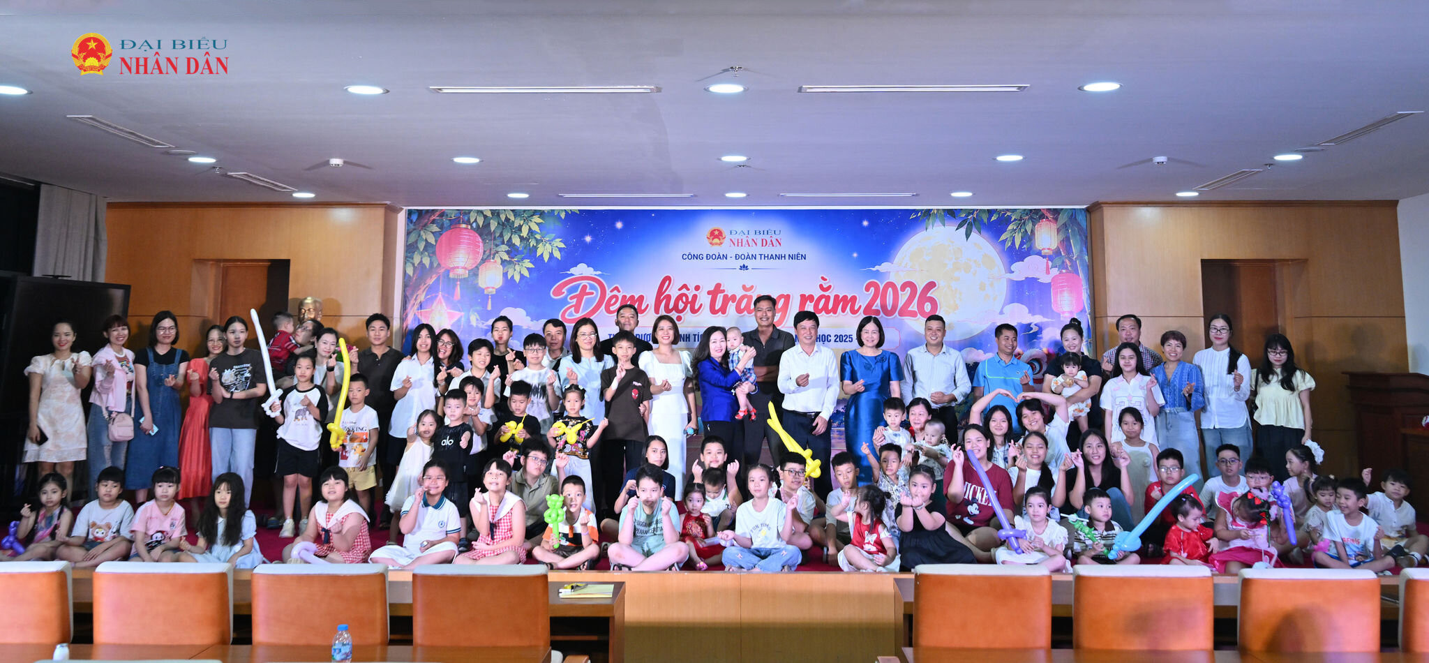 Lãnh đạo Báo Đại biểu Nhân dân và cán bộ, công chức, viên chức, người lao động của Báo chụp ảnh lưu niệm với các cháu thiếu niên, nhi đồng