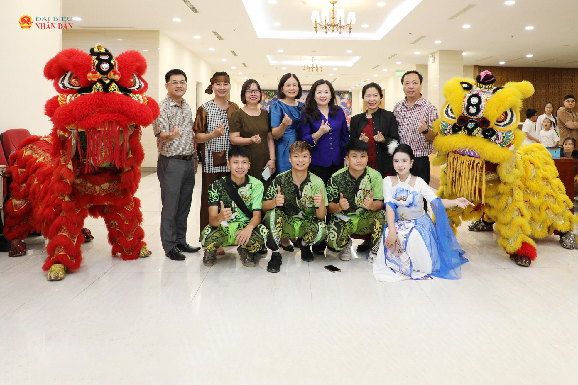 Tổng Biên tập Báo Đại biểu Nhân dân Phạm Thị Thanh Huyền và các đại biểu chụp ảnh chung với các nghệ sĩ tham gia chương trình