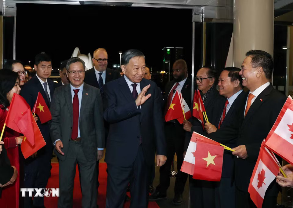 Cán bộ, nhân viên Đại sứ quán và đại diện cộng đồng người Việt Nam tại Canada đón Tổng Bí thư, Chủ tịch nước Tô Lâm