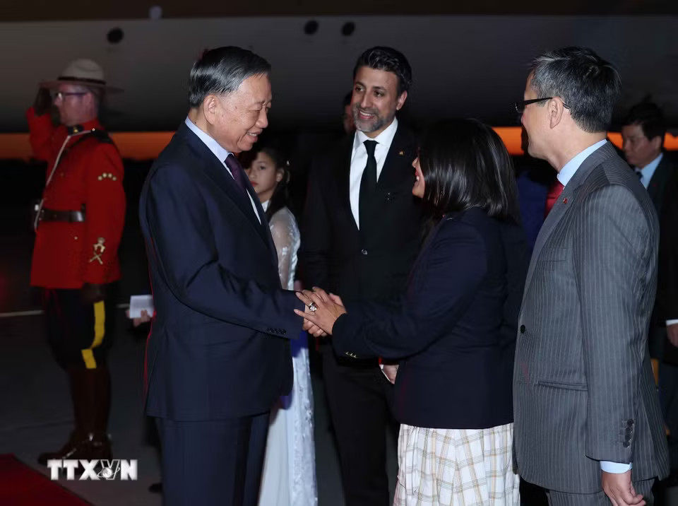 Quan chức Chính phủ Canada và cán bộ, nhân viên Đại sứ quán Việt Nam đón Tổng Bí thư, Chủ tịch nước Tô Lâm tại sân bay quốc tế Mcdonald-Cartier, Ottawa