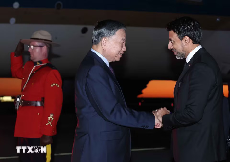 Quan chức Chính phủ Canada và cán bộ, nhân viên Đại sứ quán Việt Nam đón Tổng Bí thư, Chủ tịch nước Tô Lâm tại sân bay quốc tế Mcdonald-Cartier, Ottawa