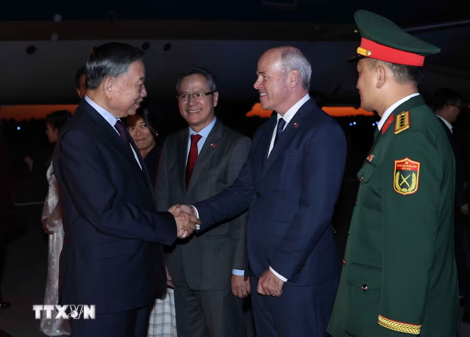Quan chức Chính phủ Canada và cán bộ, nhân viên Đại sứ quán Việt Nam đón Tổng Bí thư, Chủ tịch nước Tô Lâm tại sân bay quốc tế Mcdonald-Cartier, Ottawa