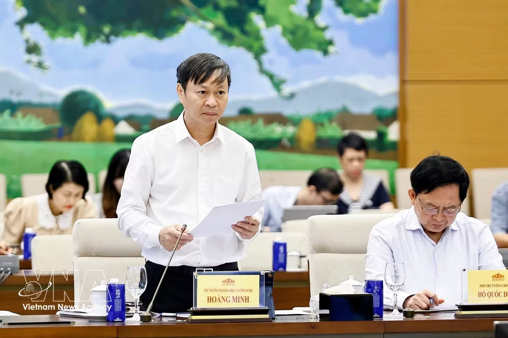 Deputy Minister of Science and Technology Hoang Minh presents the draft law amending and supplementing several articles of the Law on Intellectual Property (Photo: VNA) vnanet_potal-ubtv-quoc-hoi-cho-y-kien-ve-du-an-luat-sua-doi-bo-sung-mot-so-dieu-cua-luat-so-huu-tri-tue-9045580.jpg