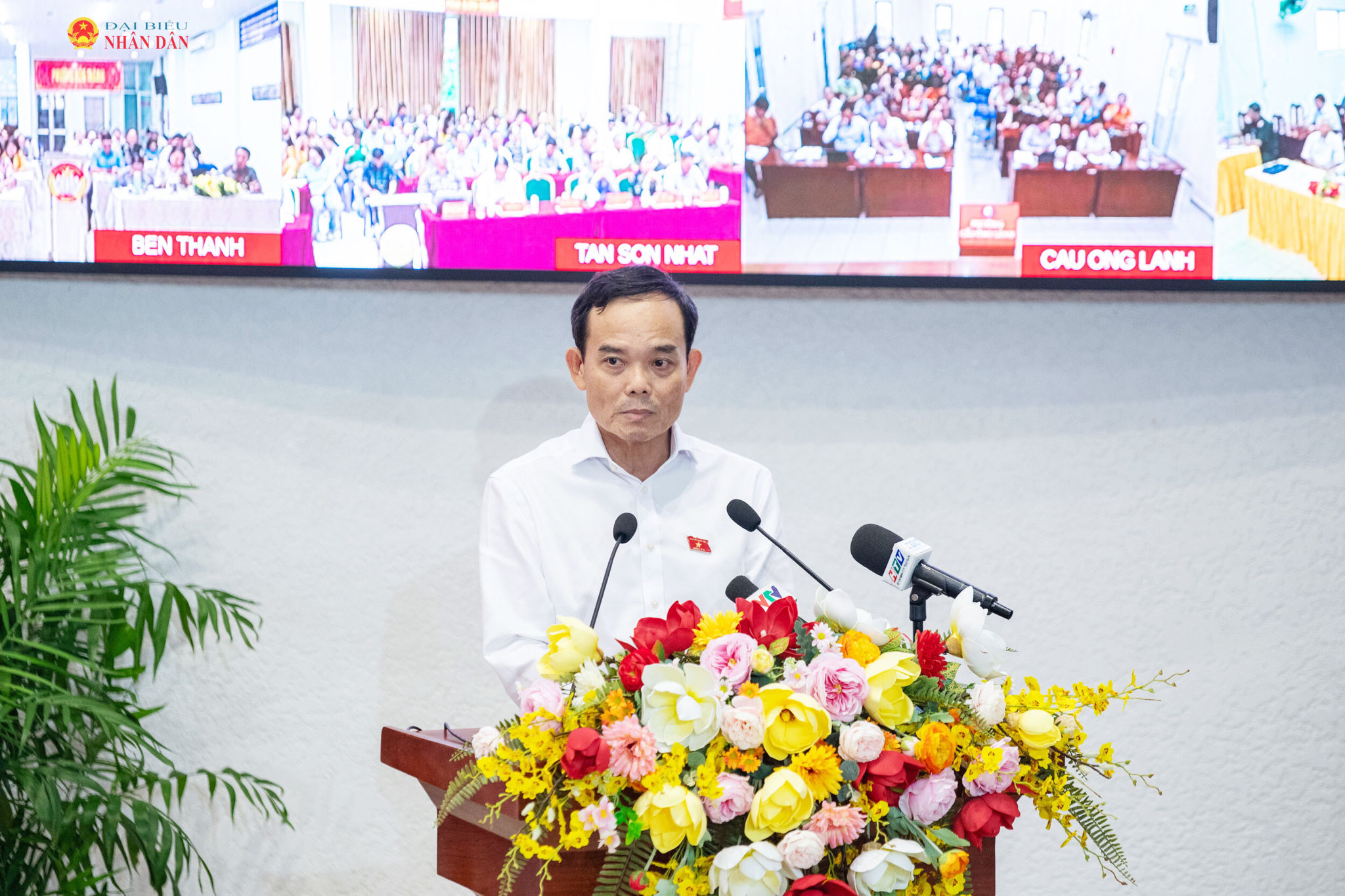 Bí thư Thành ủy, Trưởng Đoàn ĐBQH thành phố Hồ Chí Minh Trần Lưu Quang phát biểu tại Hội nghị tiếp xúc cử tri