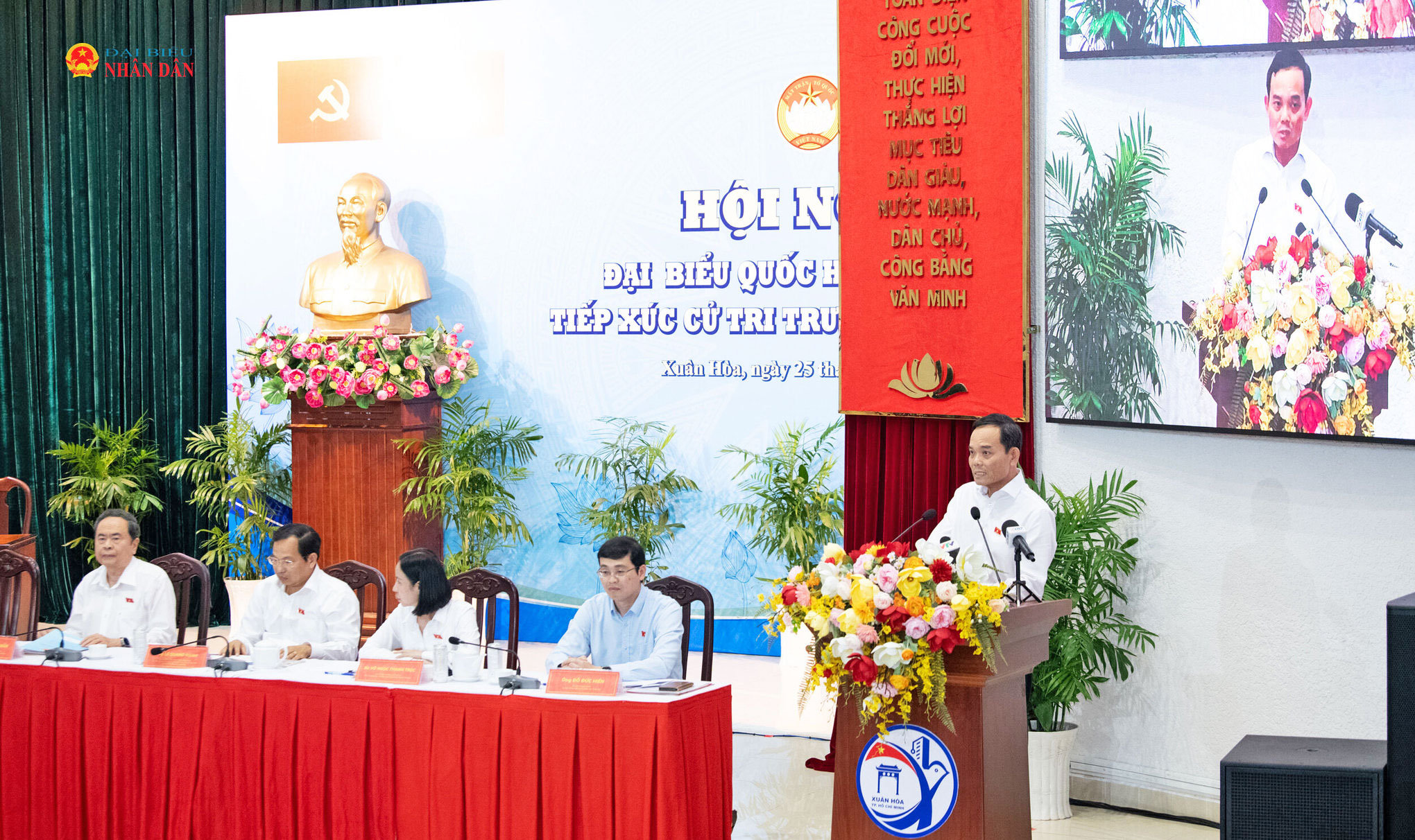 Bí thư Thành ủy, Trưởng Đoàn ĐBQH thành phố Hồ Chí Minh Trần Lưu Quang phát biểu tại Hội nghị tiếp xúc cử tri