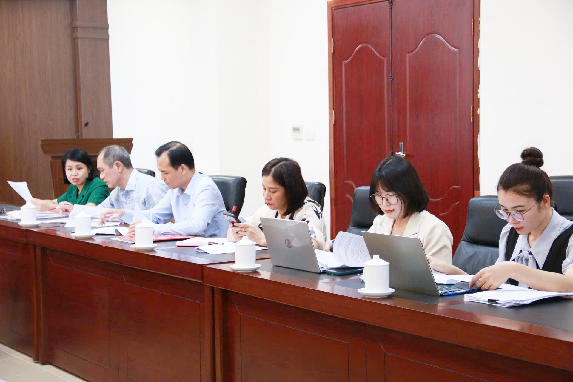 Đại biểu tham dự cuộc làm việc