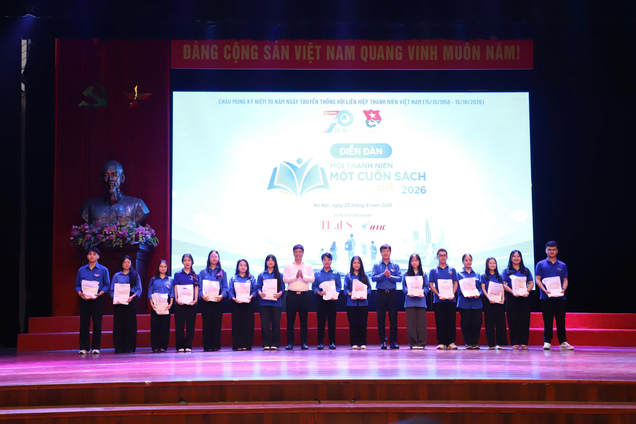 Trung ương Hội Liên hiệp Thanh niên Việt Nam trao học bổng, quà tặng cho 30 sinh viên Học viện Thanh thiếu niên Việt Nam vượt khó học giỏi, mỗi suất học bổng trị giá 1 triệu đồng