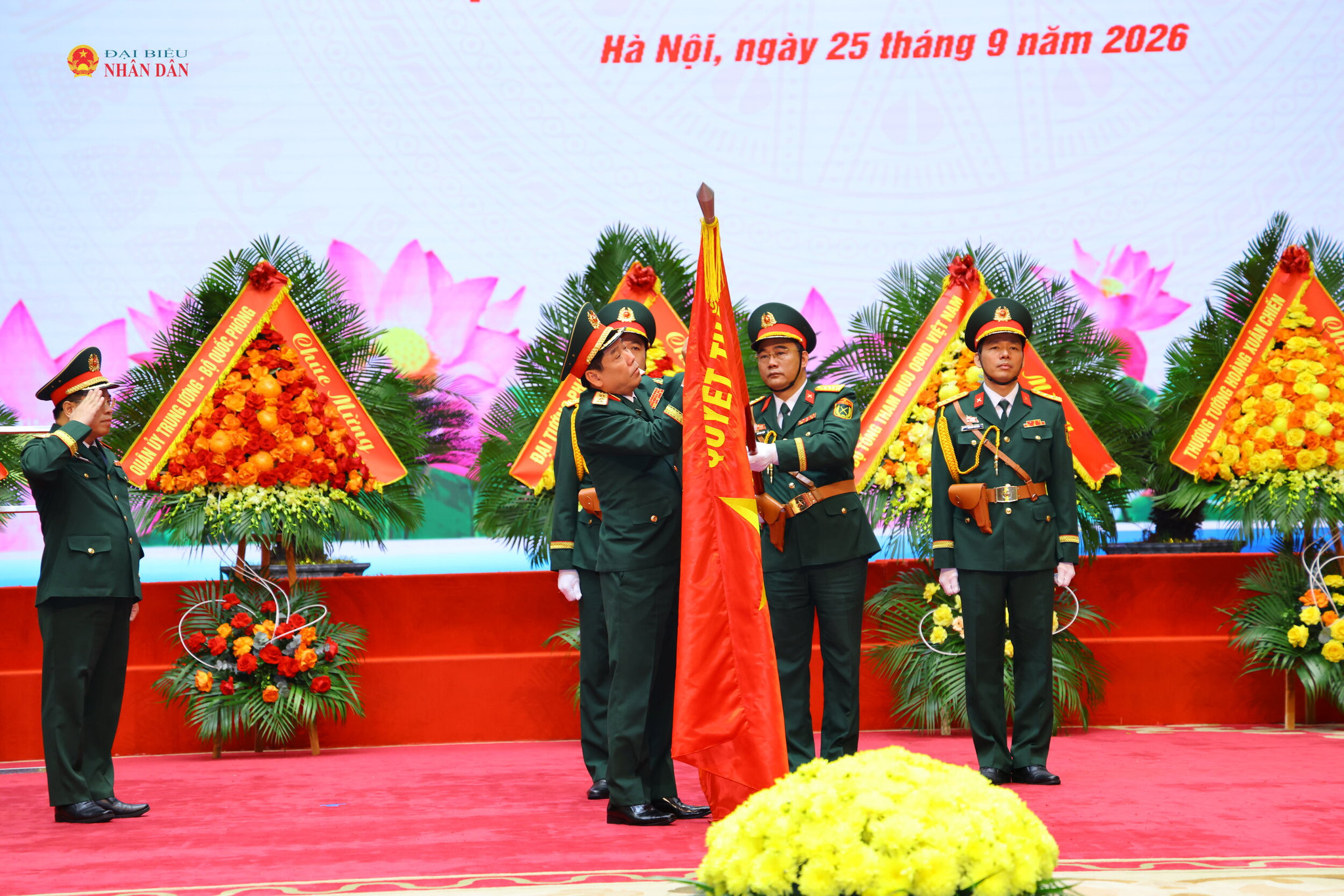 Thừa ủy quyền của Chủ tịch nước, Thượng tướng Nguyễn Văn Gấu trao Huân chương Bảo vệ Tổ quốc hạng Ba tặng Cục Pháp chế Bộ Quốc phòng.