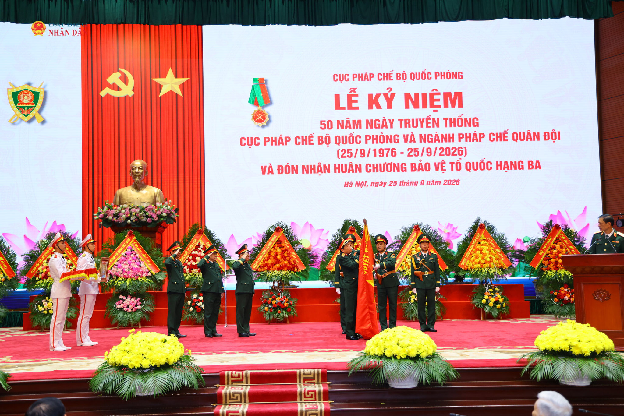Thừa ủy quyền của Chủ tịch nước, Thượng tướng Nguyễn Văn Gấu trao Huân chương Bảo vệ Tổ quốc hạng Ba tặng Cục Pháp chế Bộ Quốc phòng.