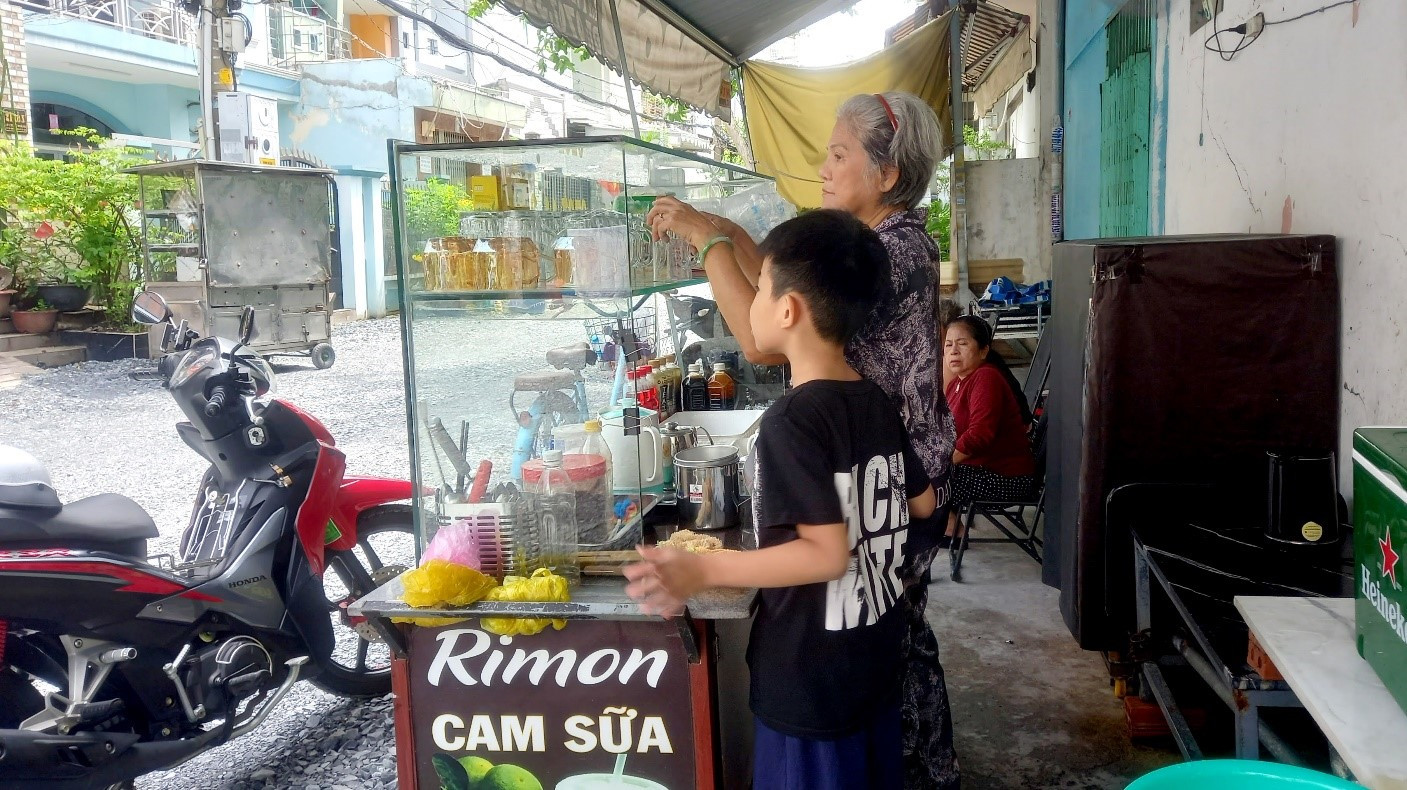 Ba chị em Thảo, Xuân, Hiếu dần lớn lên bên ông bà và đã biết tự lo việc học, phụ giúp gia đình