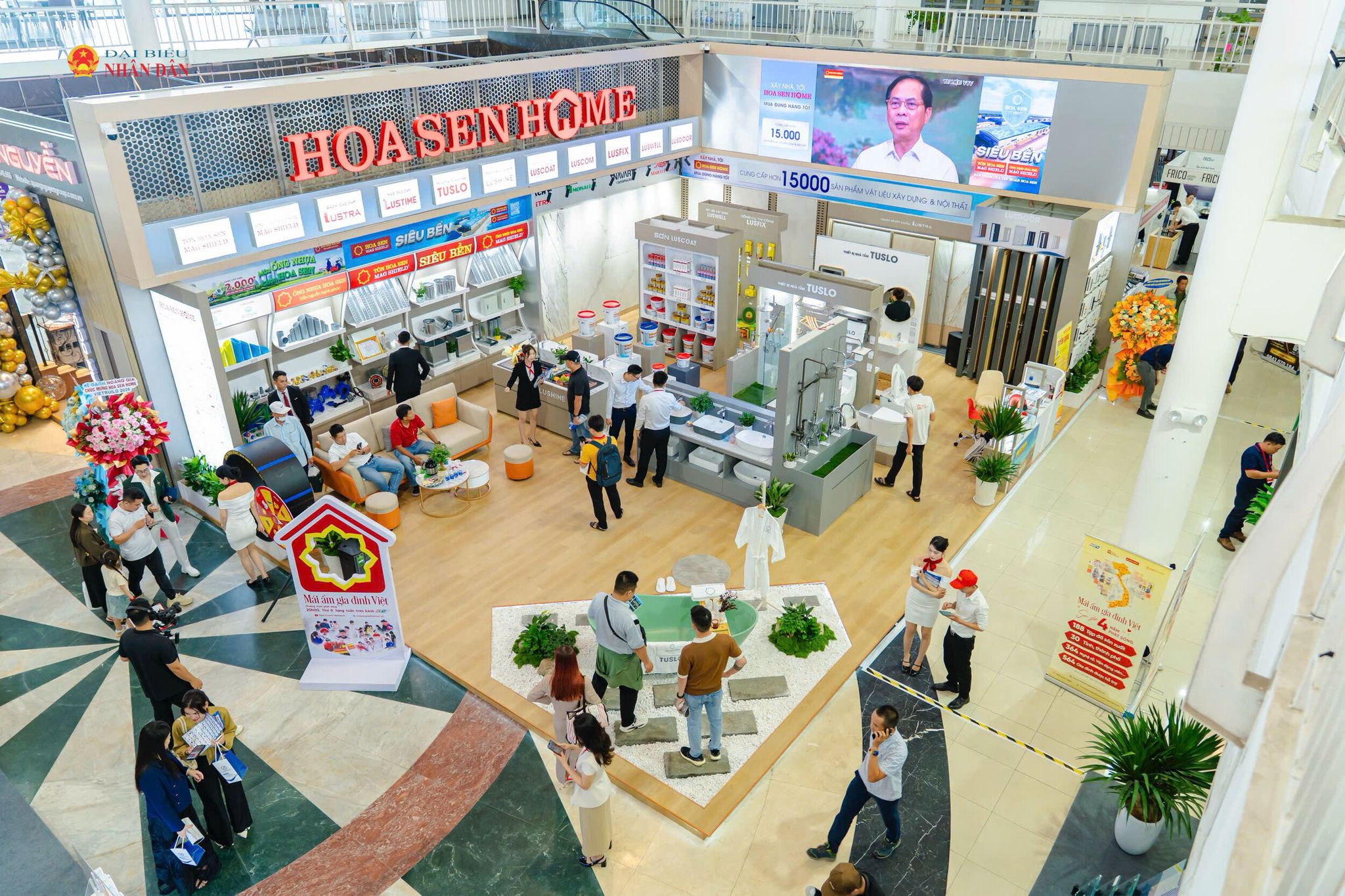 Khách hàng tham quan và trải nghiệm tại gian hàng Hoa Sen Home