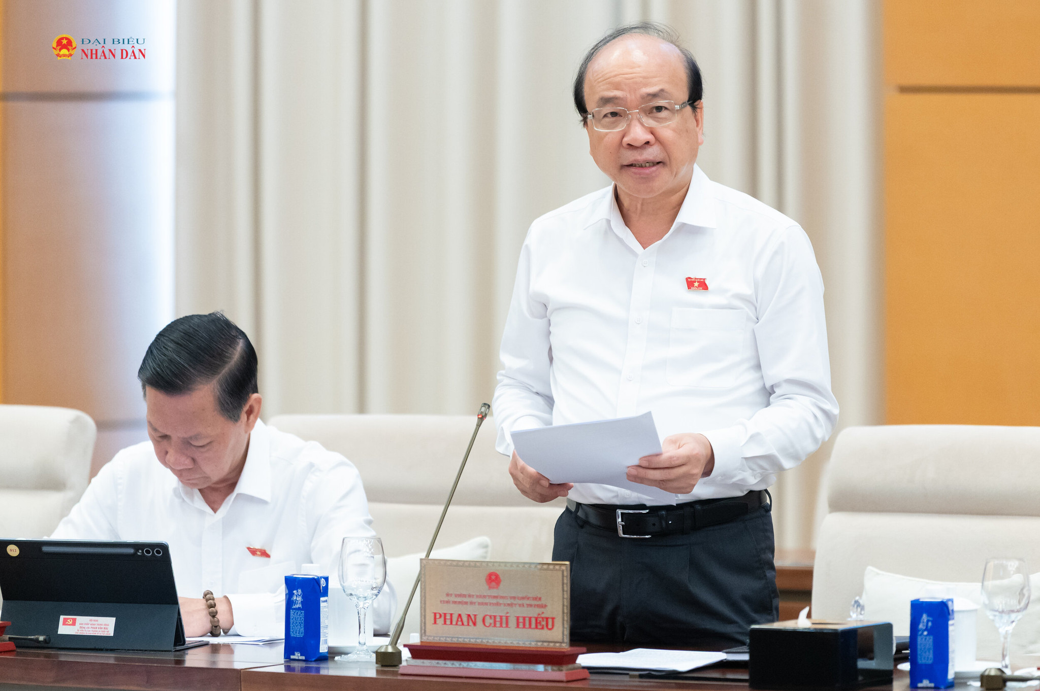 Chủ nhiệm Ủy ban Pháp luật và Tư pháp Phan Chí Hiếu trình bày báo cáo thẩm tra dự án Luật Tổ chức cơ quan điều tra hình sự (sửa đổi); báo cáo ý kiến đối với nội dung cơ quan trình dự kiến tiếp thu, giải trình và chỉnh lý dự thảo Bộ luật Hình sự (sửa đổi), Bộ luật Tố tụng hình sự (sửa đổi)