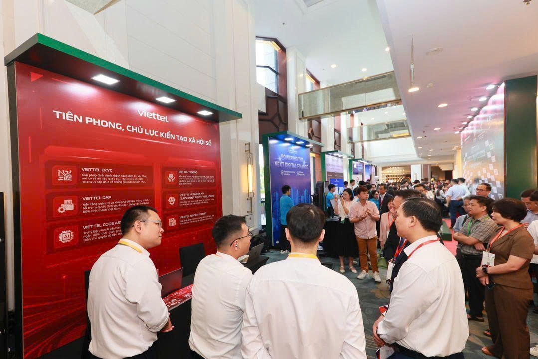 Các đại biểu tham quan khu vực trải nghiệm của Viettel