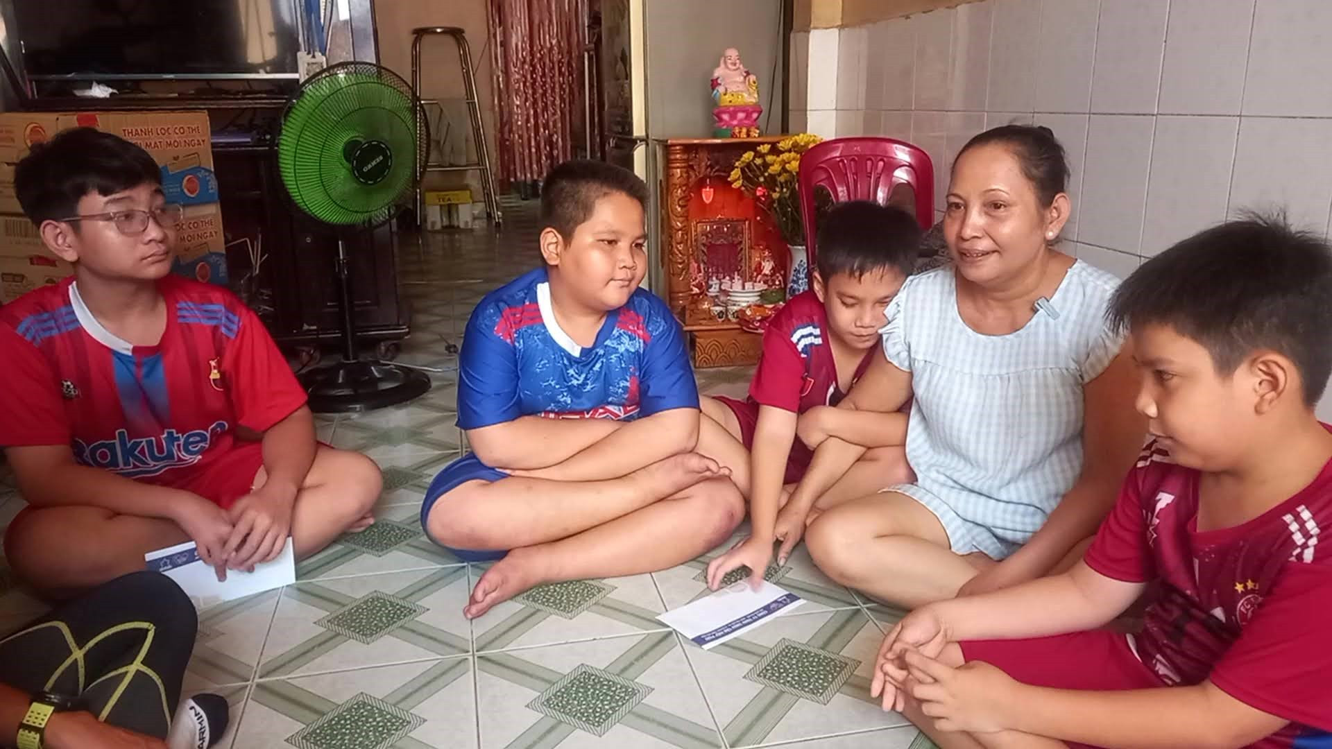 Một mình lo cho bốn con, chị Sa Ren luôn canh cánh nỗi lo khi các con càng lớn, chi phí học tập và sinh hoạt càng nhiều. Ành: THP