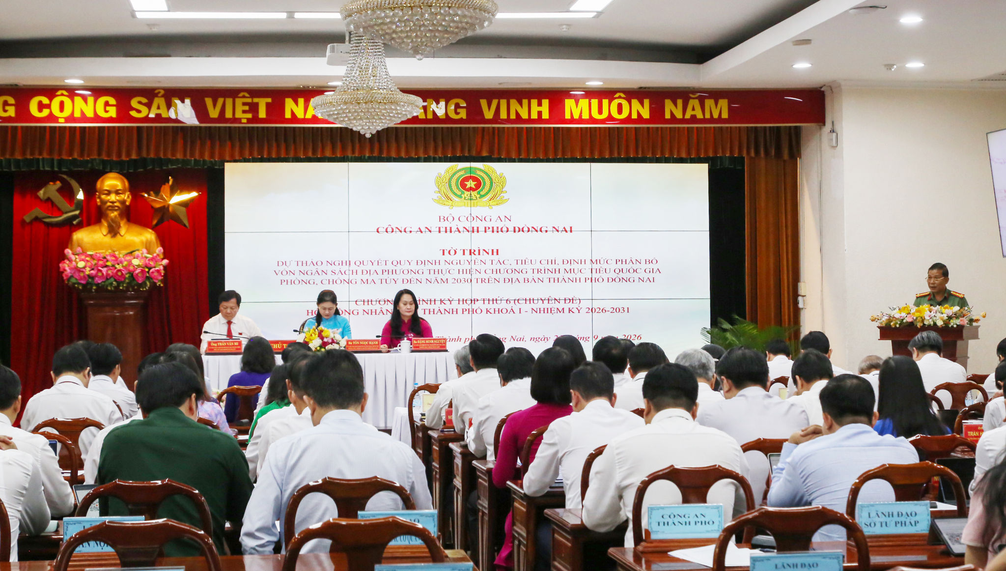 Đại diện Công an TP. Đồng Nai trình bày dự thảo nghị quyết quy định nguyên tắc, tiêu chí, định mức phân bổ vốn ngân sách địa phương thực hiện chương trình mục tiêu quốc gia phòng, chống ma túy đến năm 2030 trên địa bàn TP. Đồng Nai