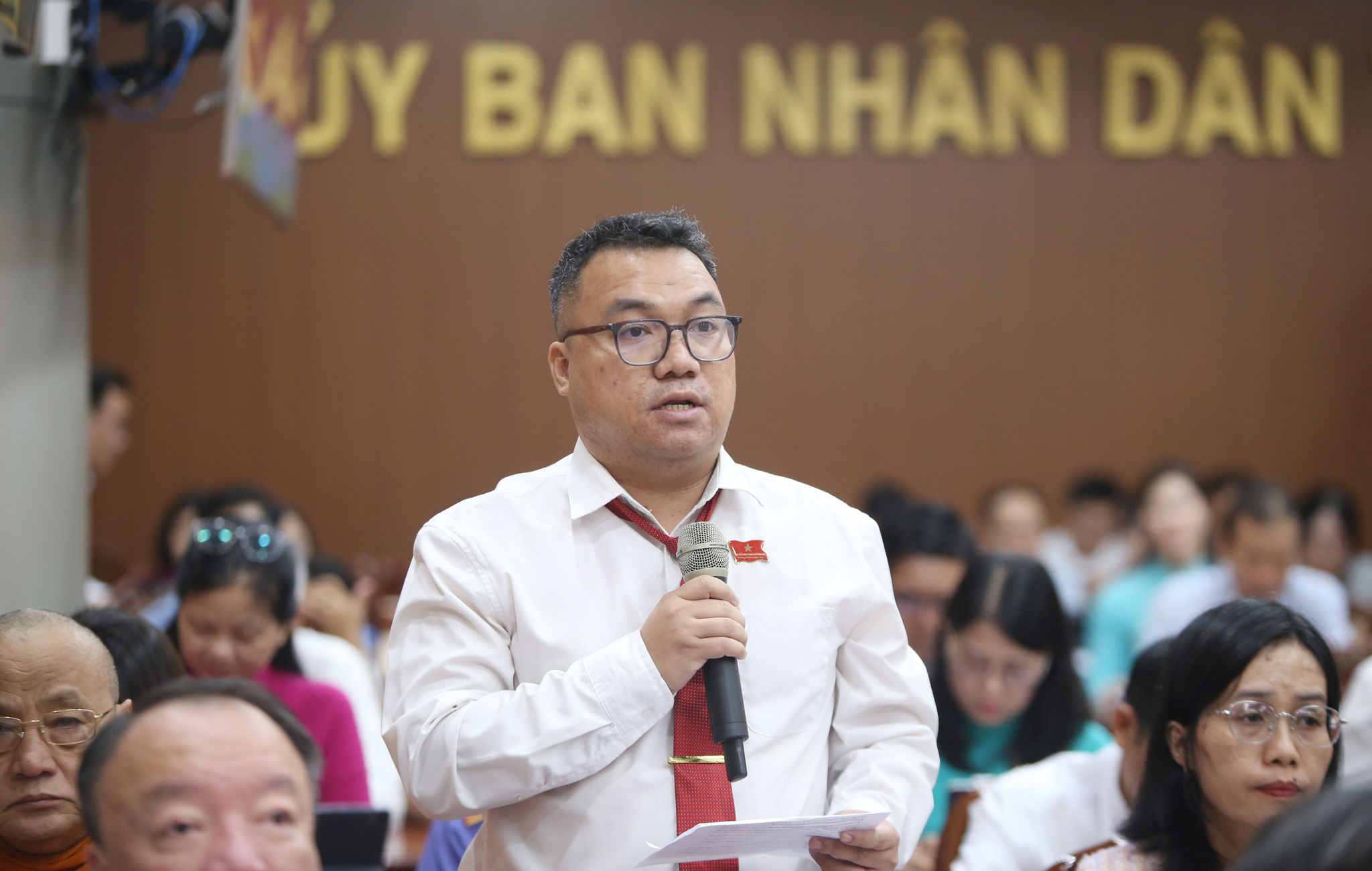 Các đại biểu trao đổi tại kỳ họp