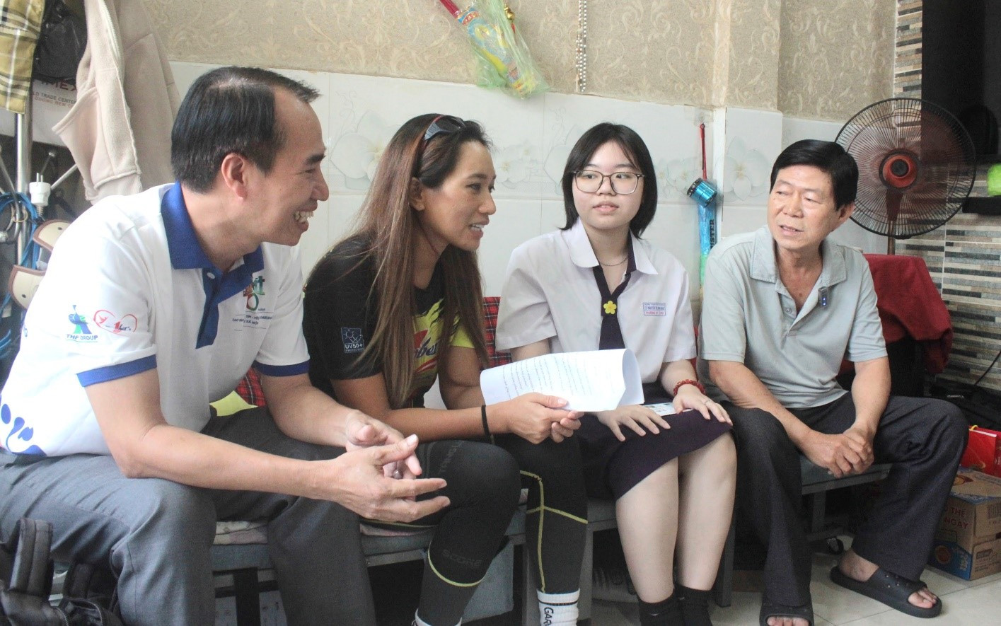 Phương Hy không còn ngại ngùng trước những người từng xa lạ. Năm năm đồng hành đã biến những cuộc gặp thành tình thân