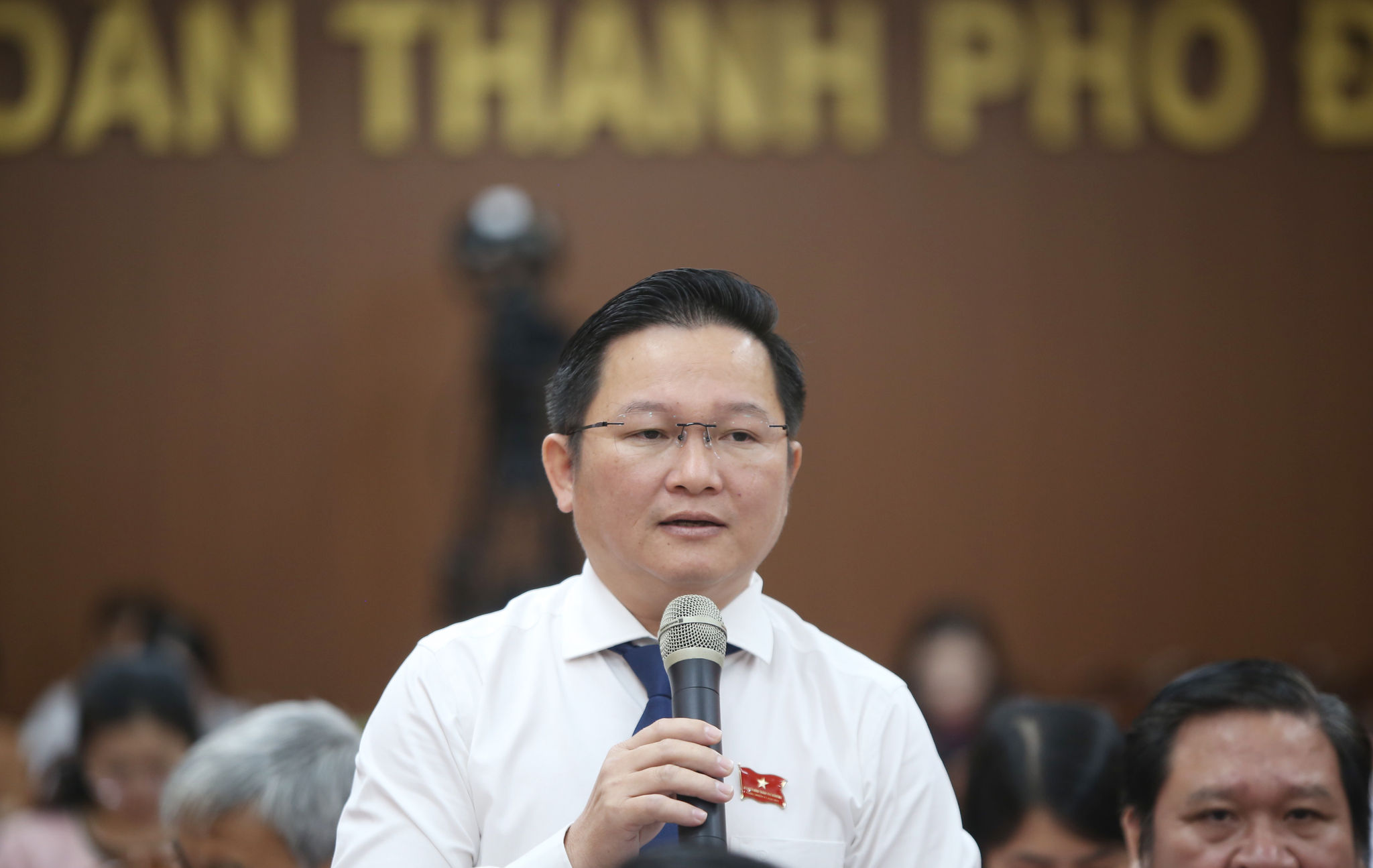 Đại biểu Nguyễn Hữu Nguyên, Bí thư Đảng uỷ phường Long Thành nêu ý kiến đối với các nghị quyết