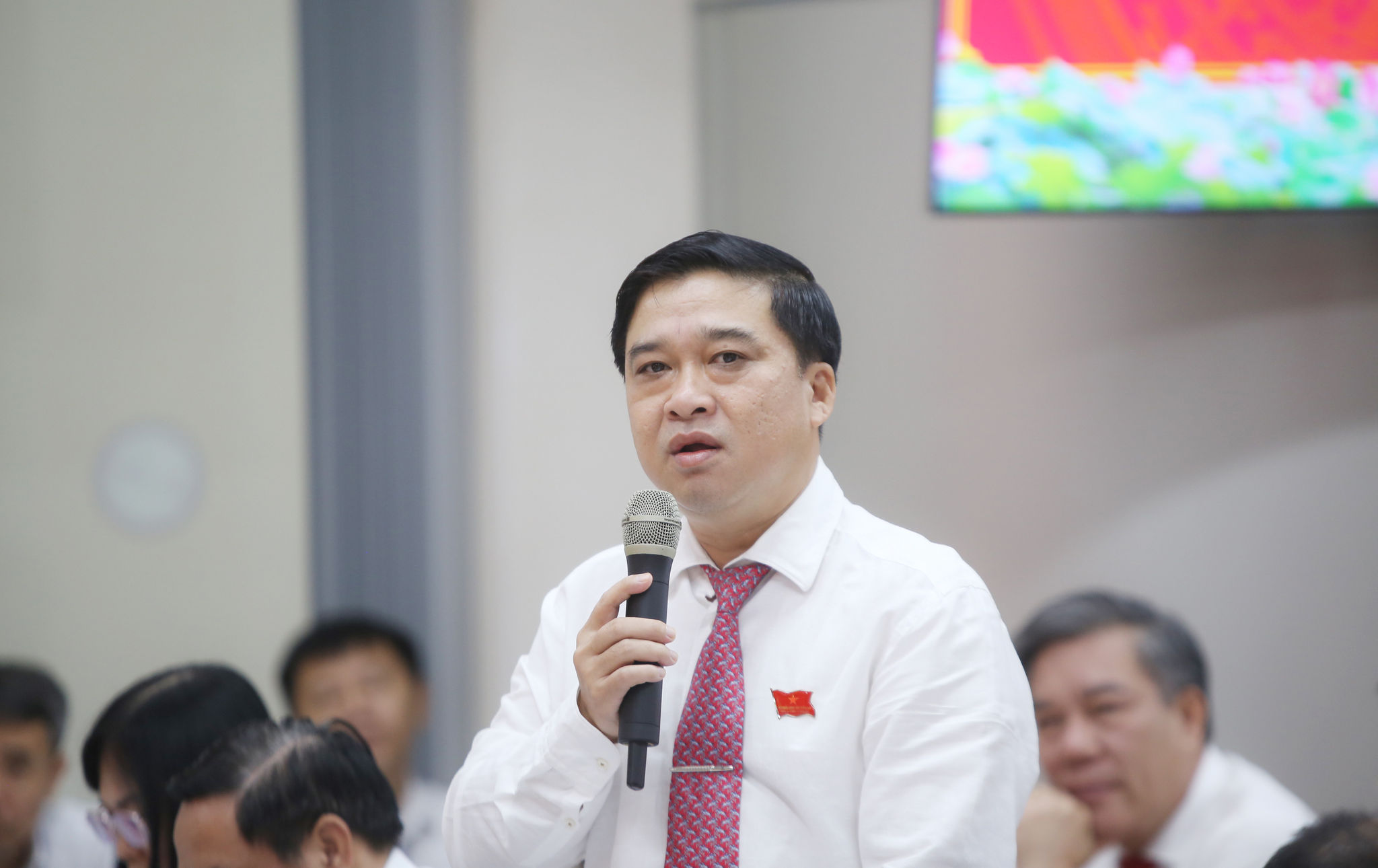 Phó Chủ tịch UBND TP. Đồng Nai Hồ Văn Hà trao đổi với các đại biểu tại kỳ họp