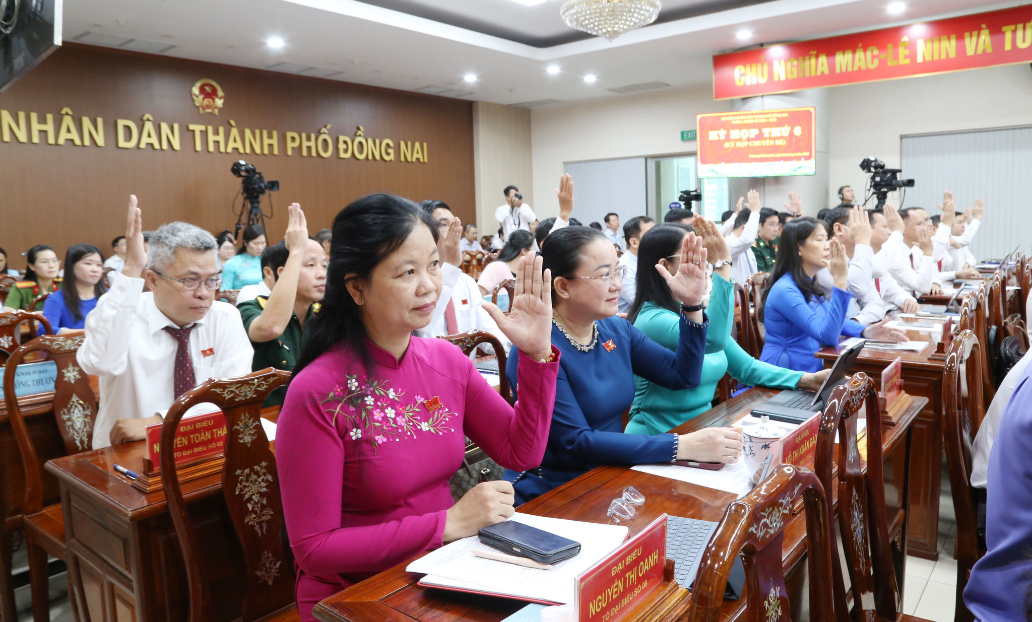 Các đại biểu biểu quyết thông qua các nghị quyết tại kỳ họp