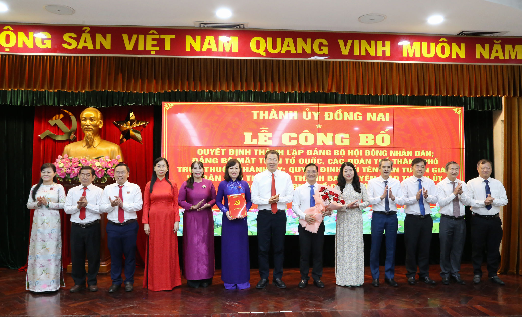 Bí thư Thành ủy Vũ Hồng Văn trao quyết định thành lập Đảng bộ MTTQ, các đoàn thể TP. Đồng Nai