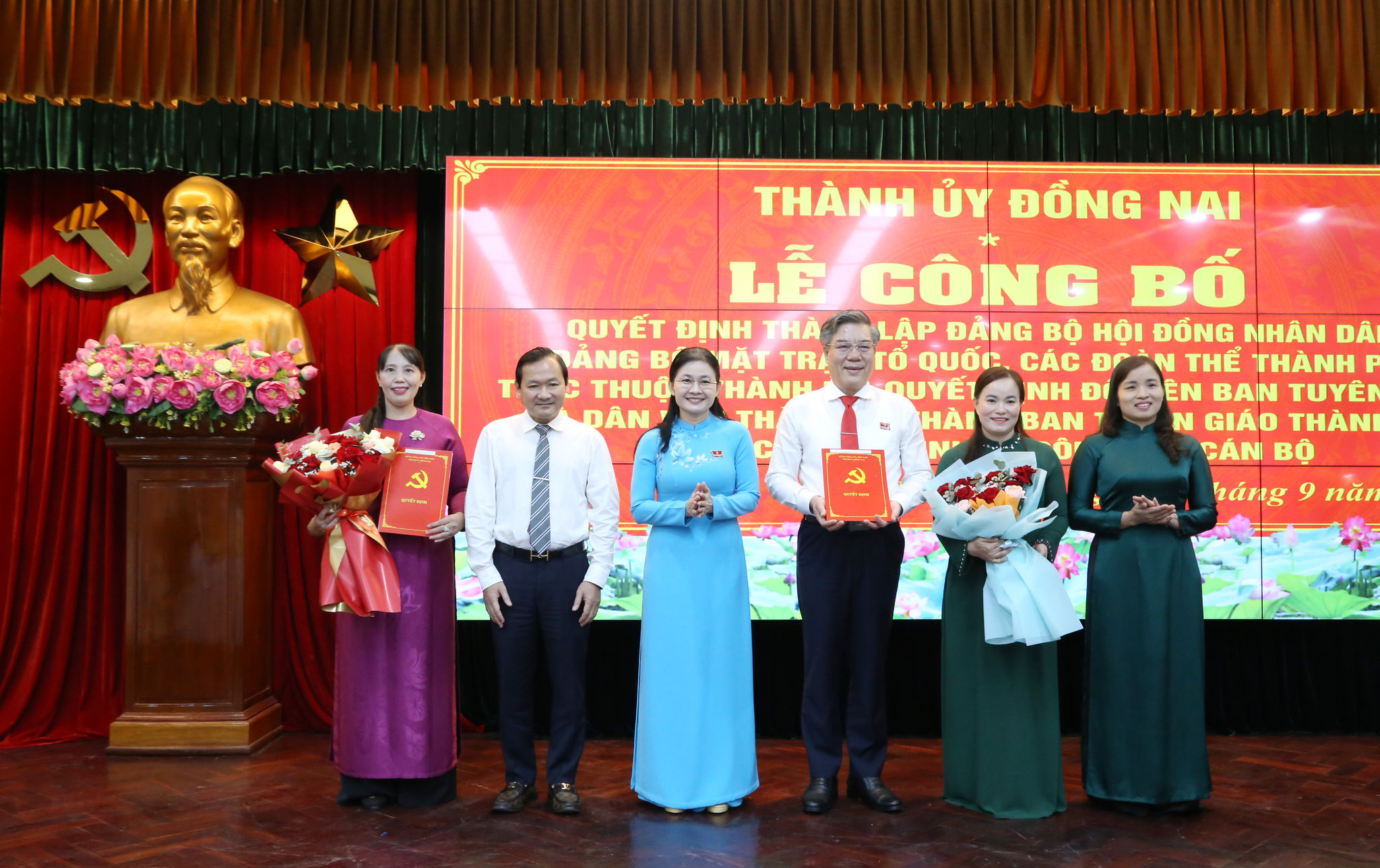 Phó Bí thư Thường trực Thành ủy Đồng Nai Tôn Ngọc Hạnh trao quyết định đổi tên Ban Tuyên giáo và Dân vận Thành ủy thành Ban Tuyên giáo Thành ủy
