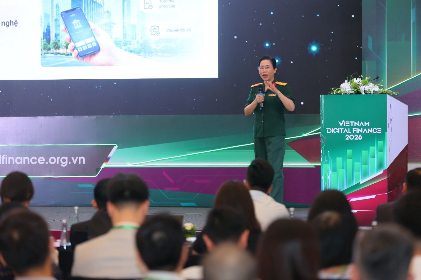 Đại tá Nguyễn Thị Sơn Bình – đại diện Viettel thuyết trình tại hội thảo