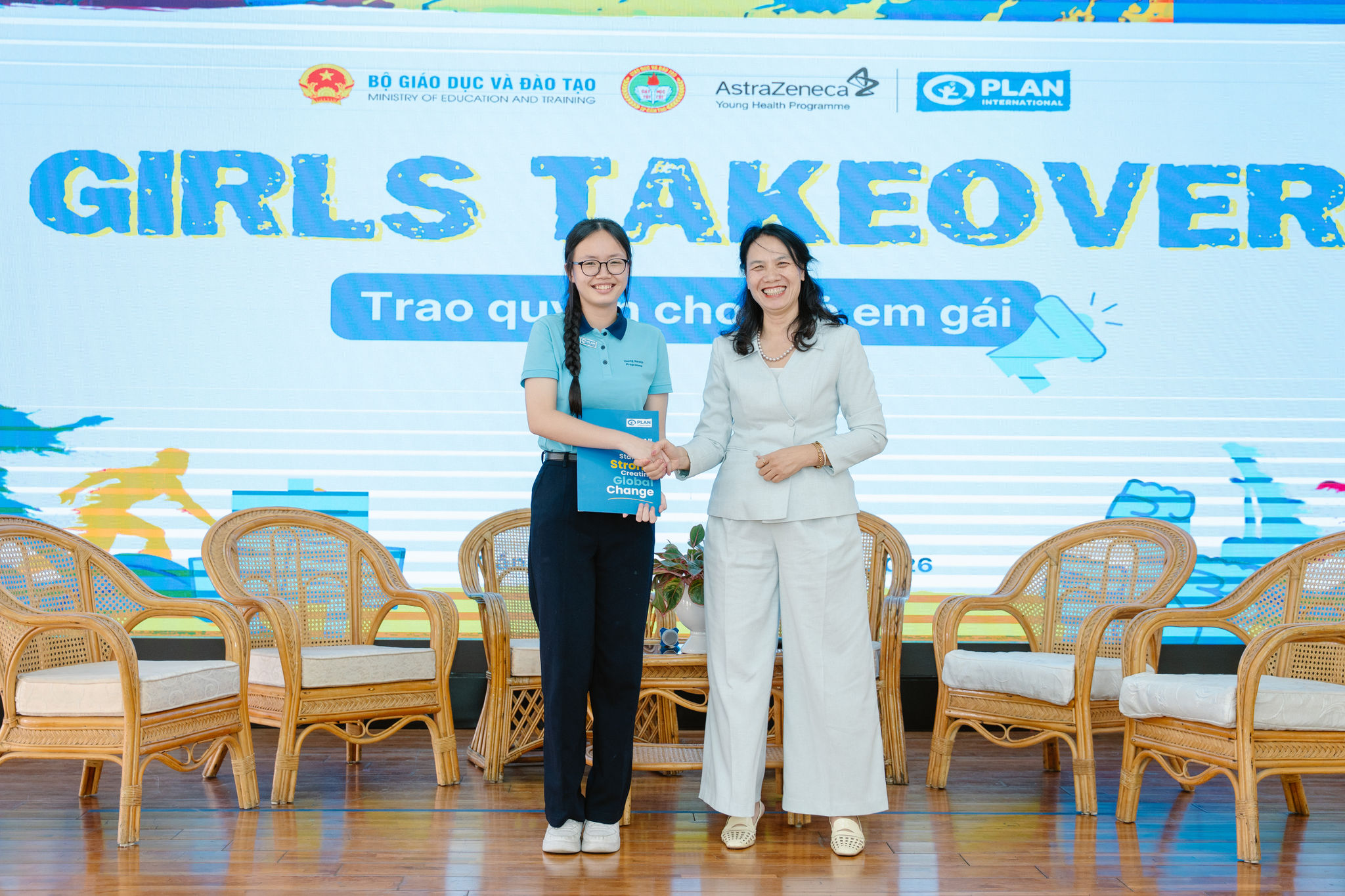 Bà Lê Quỳnh Lan trao biểu tượng cho nữ sinh Trúc Anh