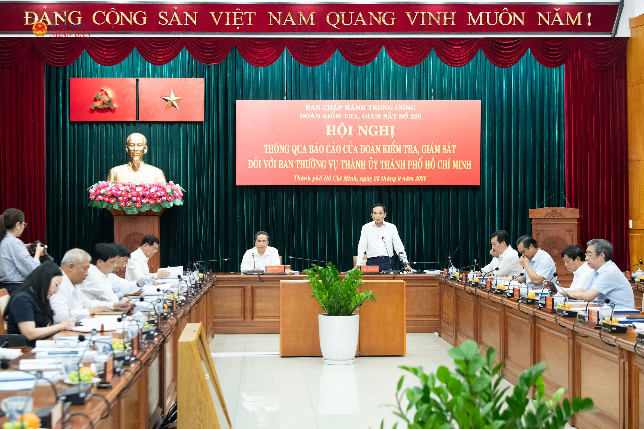 Bí thư Thành ủy, Trưởng đoàn ĐBQH TP. Hồ Chí Minh Trần Lưu Quang phát biểu tại hội nghị