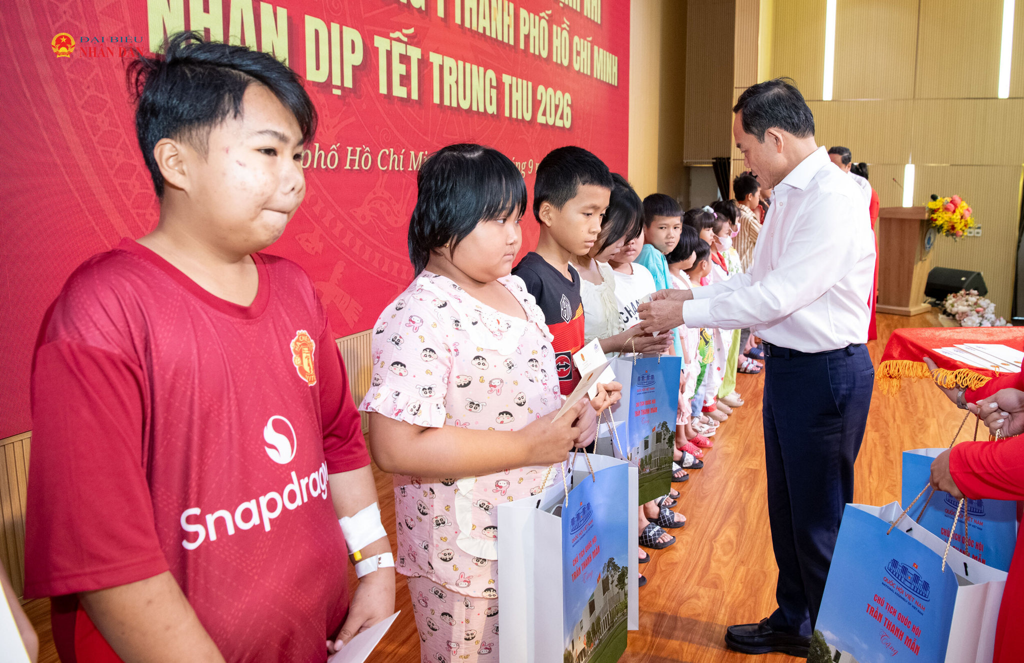 Bí thư Thành ủy, Trưởng đoàn ĐBQH TP. Hồ Chí Minh Trần Lưu Quang trao quà tặng các bệnh nhân nhi tại Bệnh viện Nhi đồng 1.2
