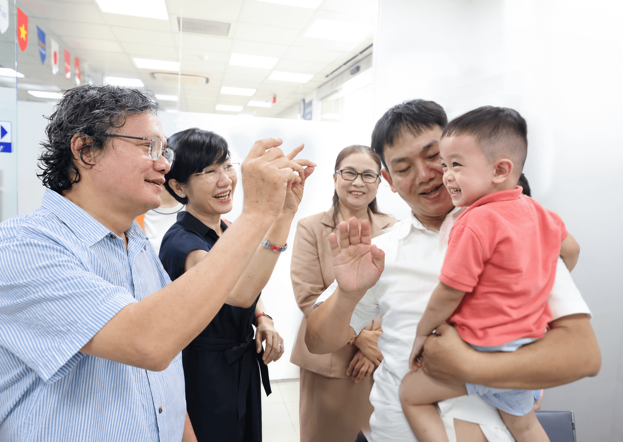 BS Khanh chứng kiến mũi tiêm đầu tiên