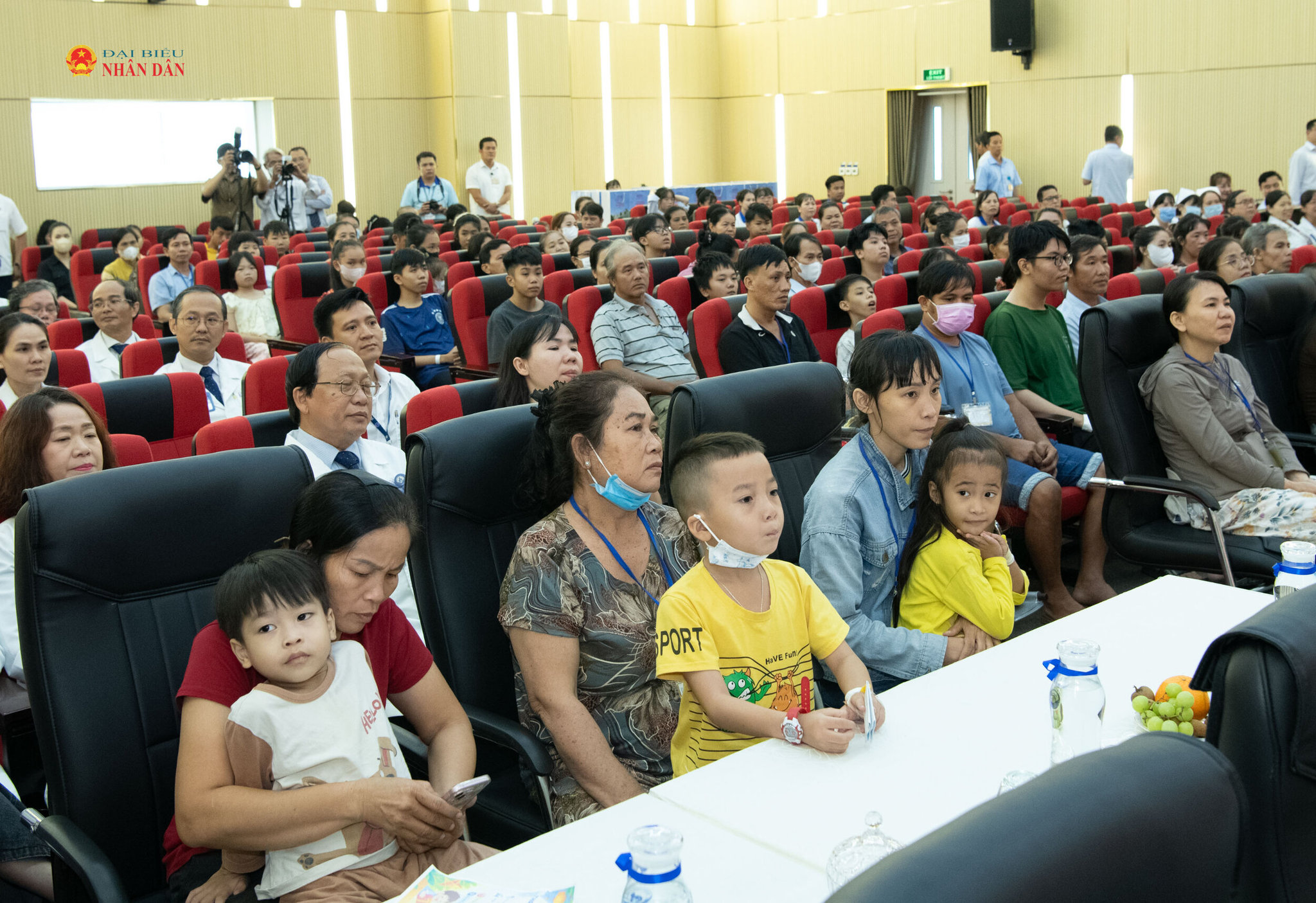 Các bệnh nhi tại buổi tặng quà.2