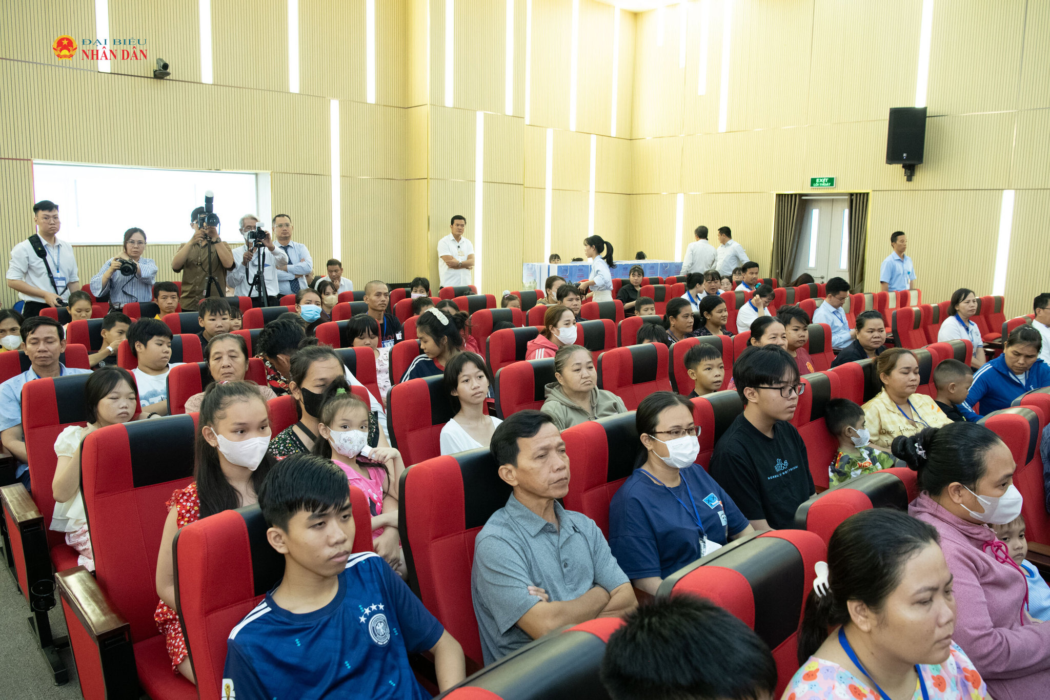 Các bệnh nhi tại buổi tặng quà.3