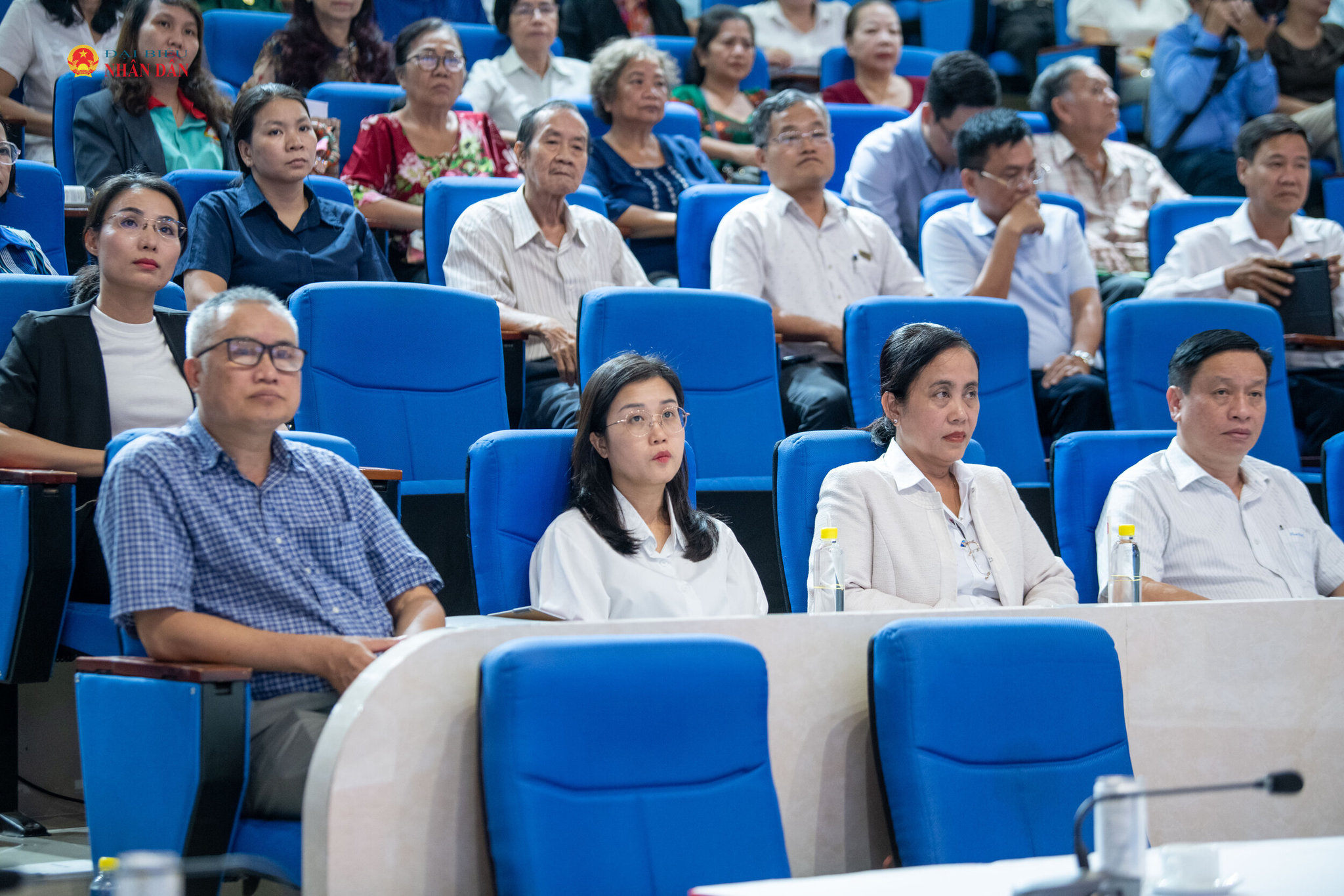 Các cử tri tham gia buổi tiếp xúc.2