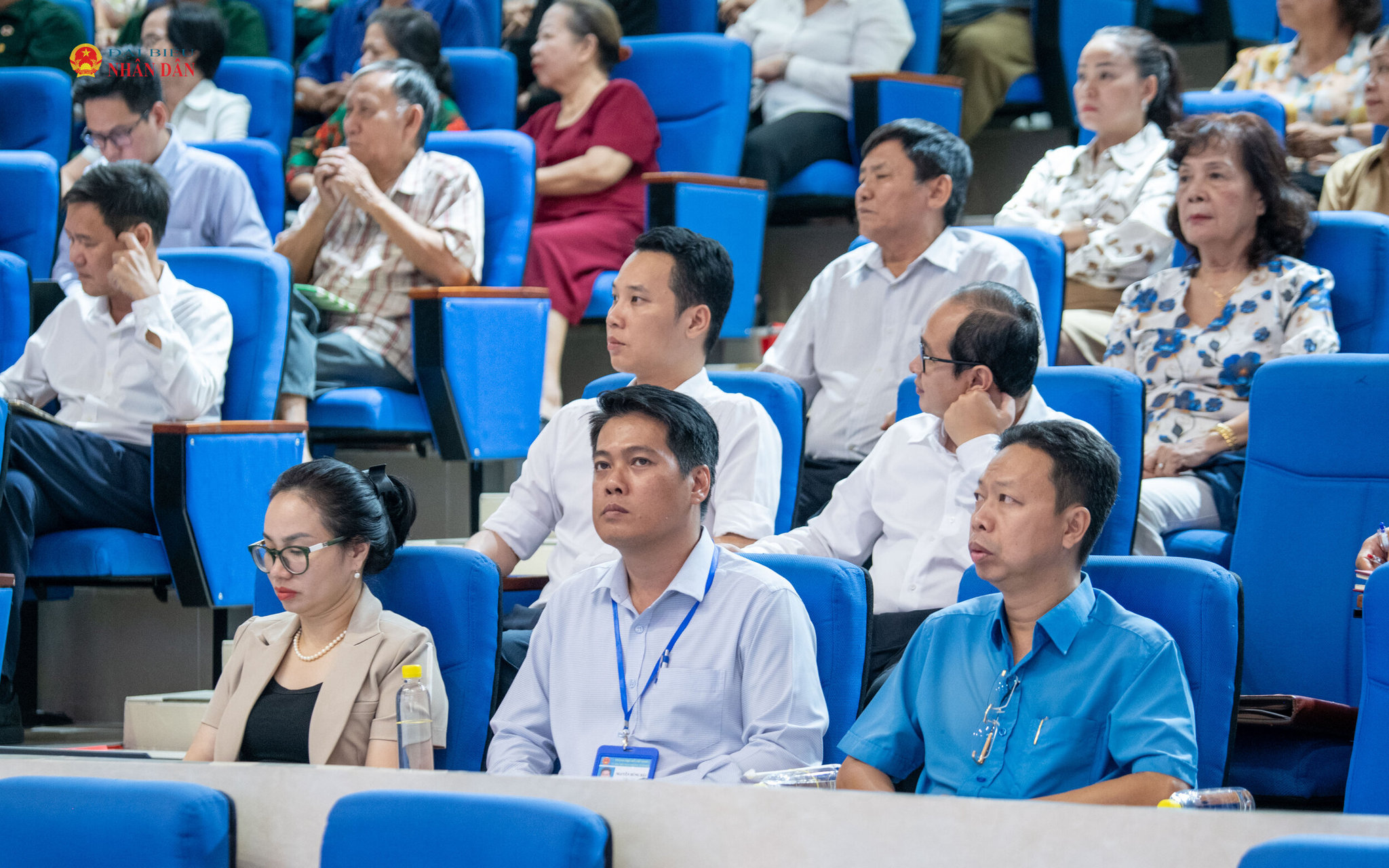 Các cử tri tham gia buổi tiếp xúc.3