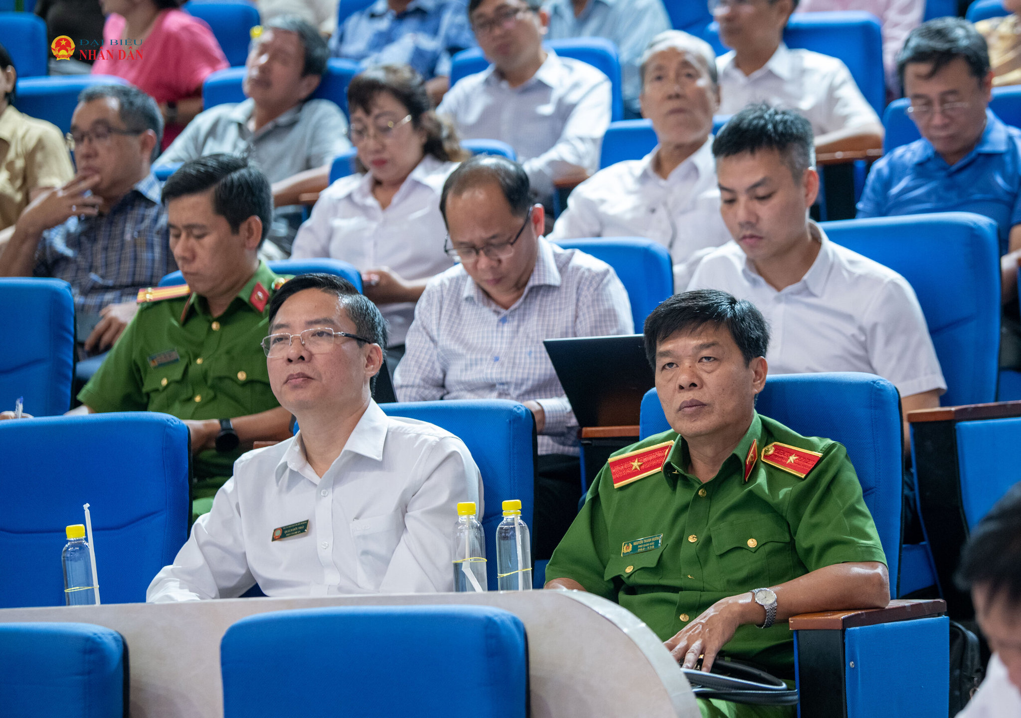 Các cử tri tham gia buổi tiếp xúc.4