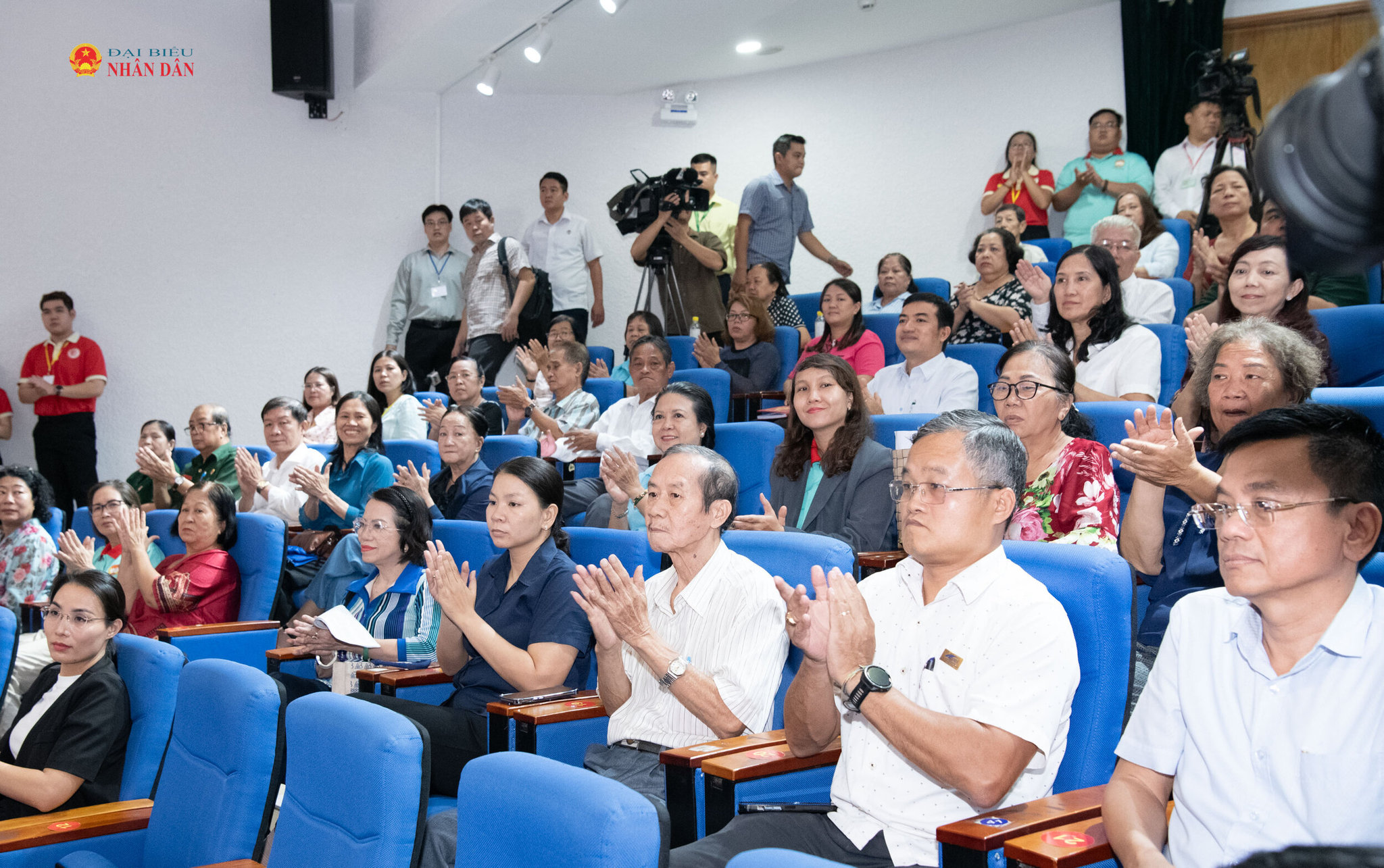 Các cử tri tham gia buổi tiếp xúc.5