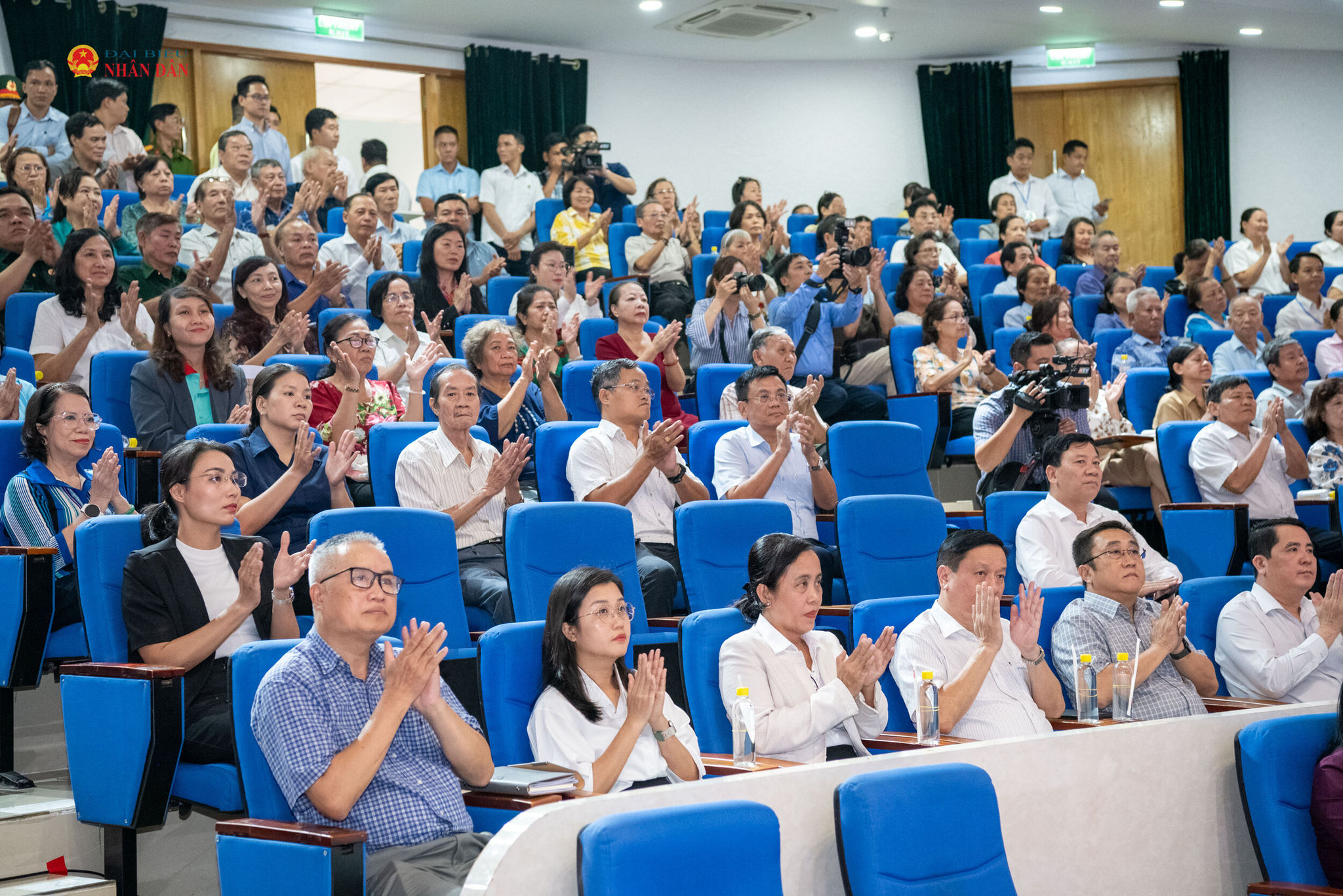 Các cử tri tham gia buổi tiếp xúc.6